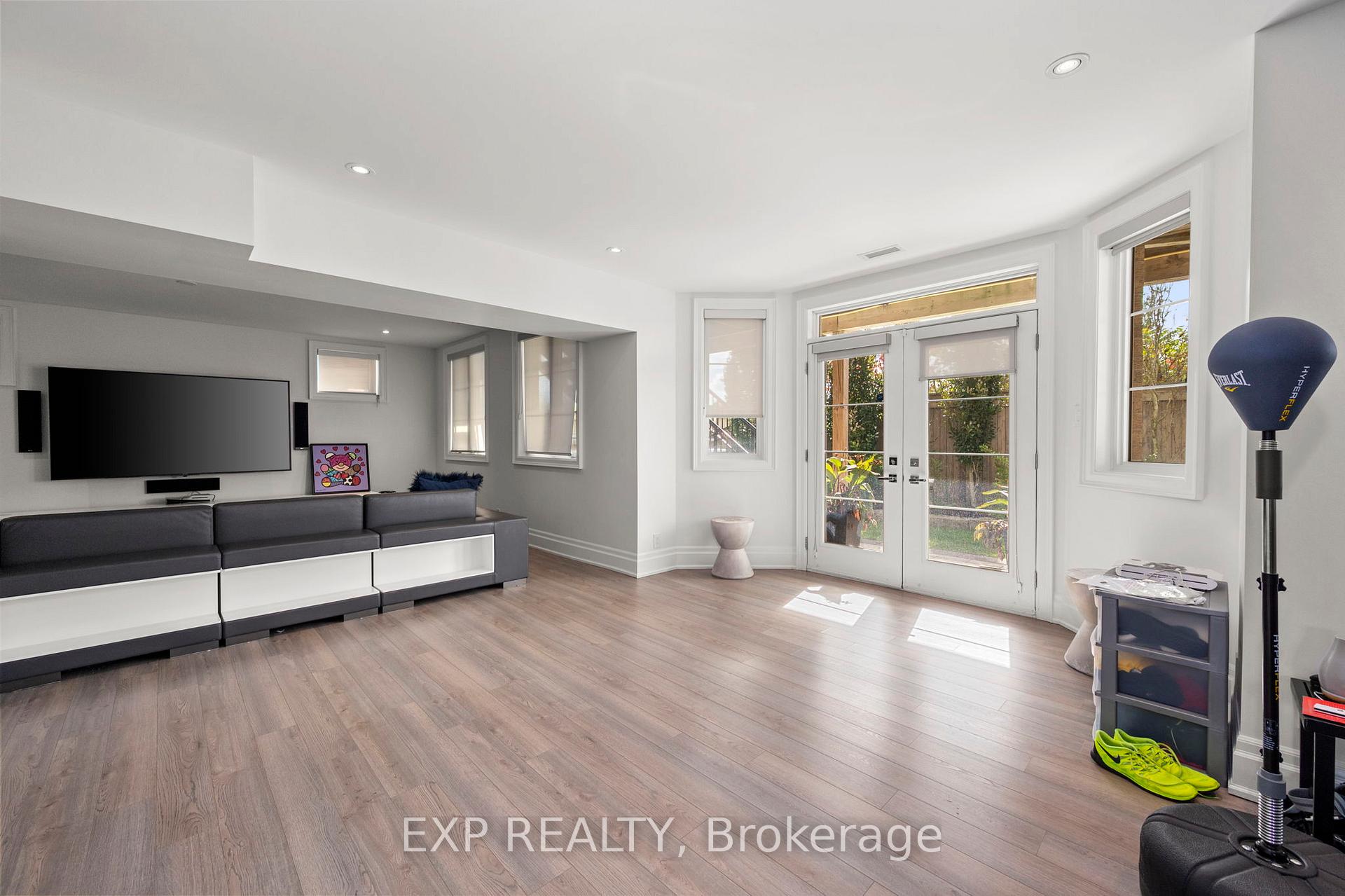 Photo 34 of 102 Vines Place, Aurora, Bayview Southeast — HOMEH
