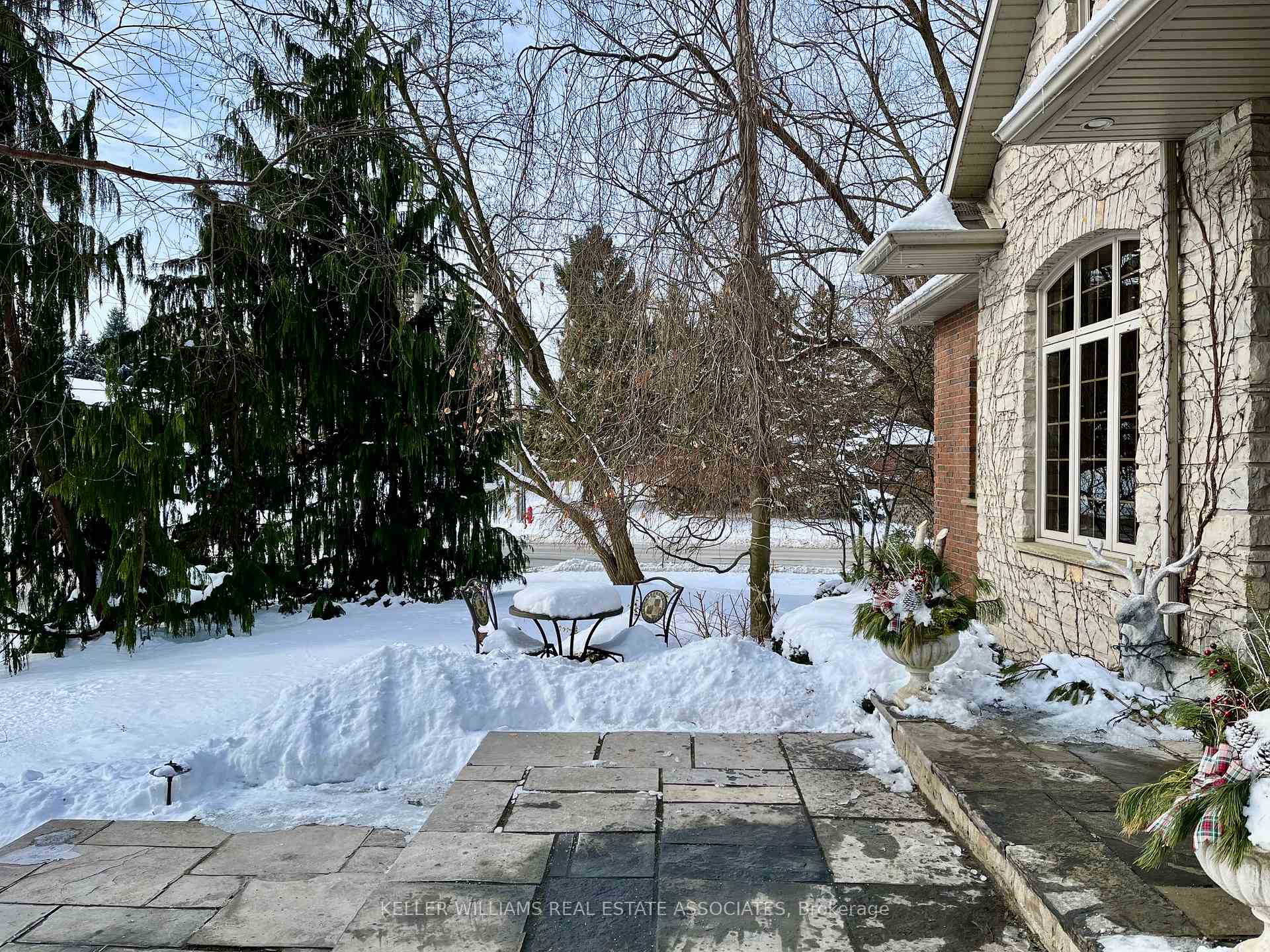 Photo 2 of 3 Oldoakes Place, Hamilton, Ancaster — HOMEH