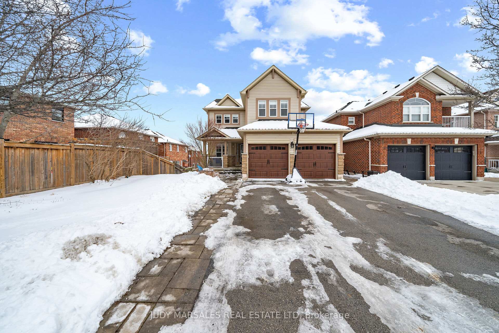 Photo 2 of 11 Sundial Crescent, Hamilton, Dundas — HOMEH