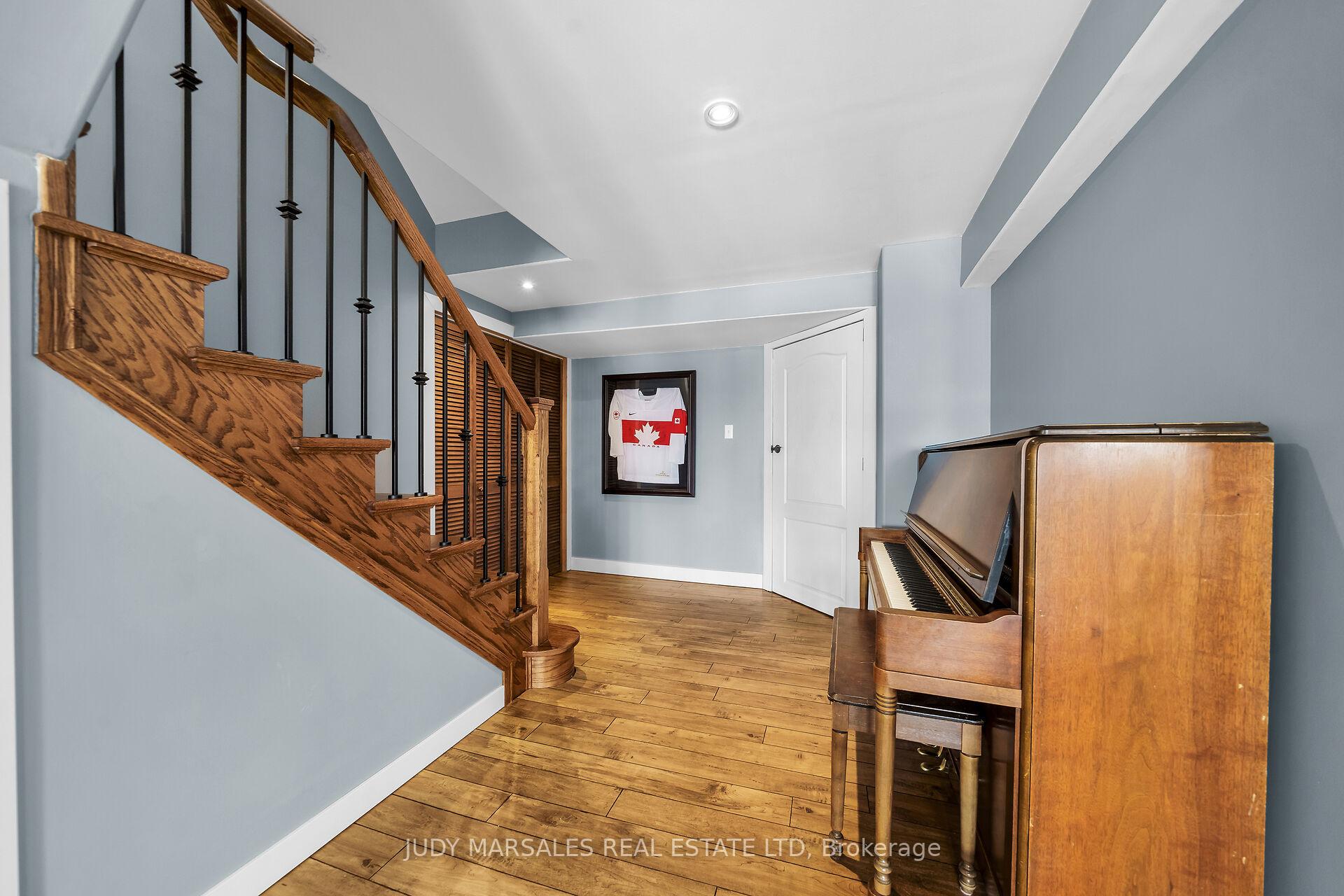 Photo 34 of 11 Sundial Crescent, Hamilton, Dundas — HOMEH