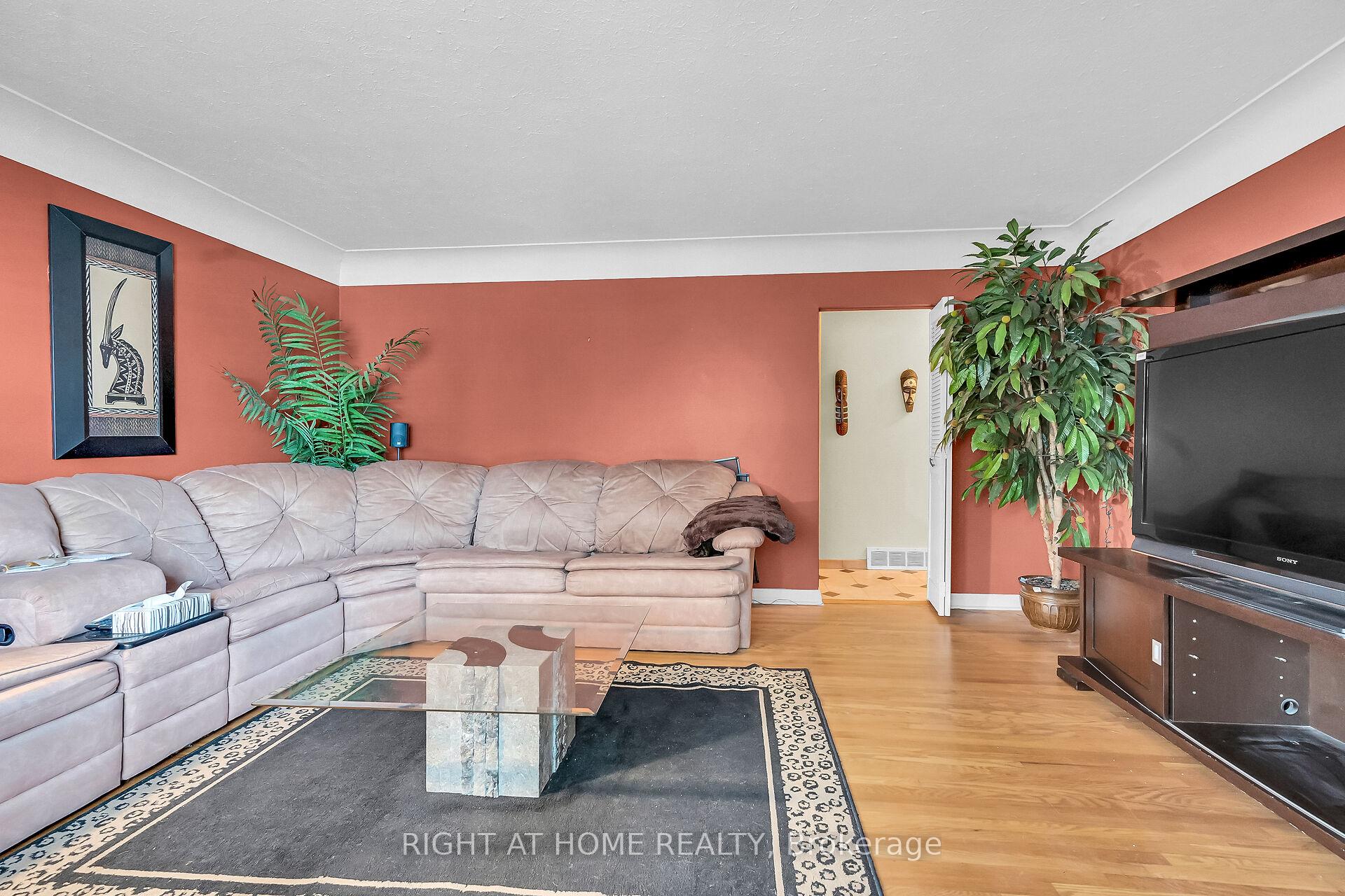 Photo 7 of 98 Welbourn Drive, Hamilton, Balfour — HOMEH