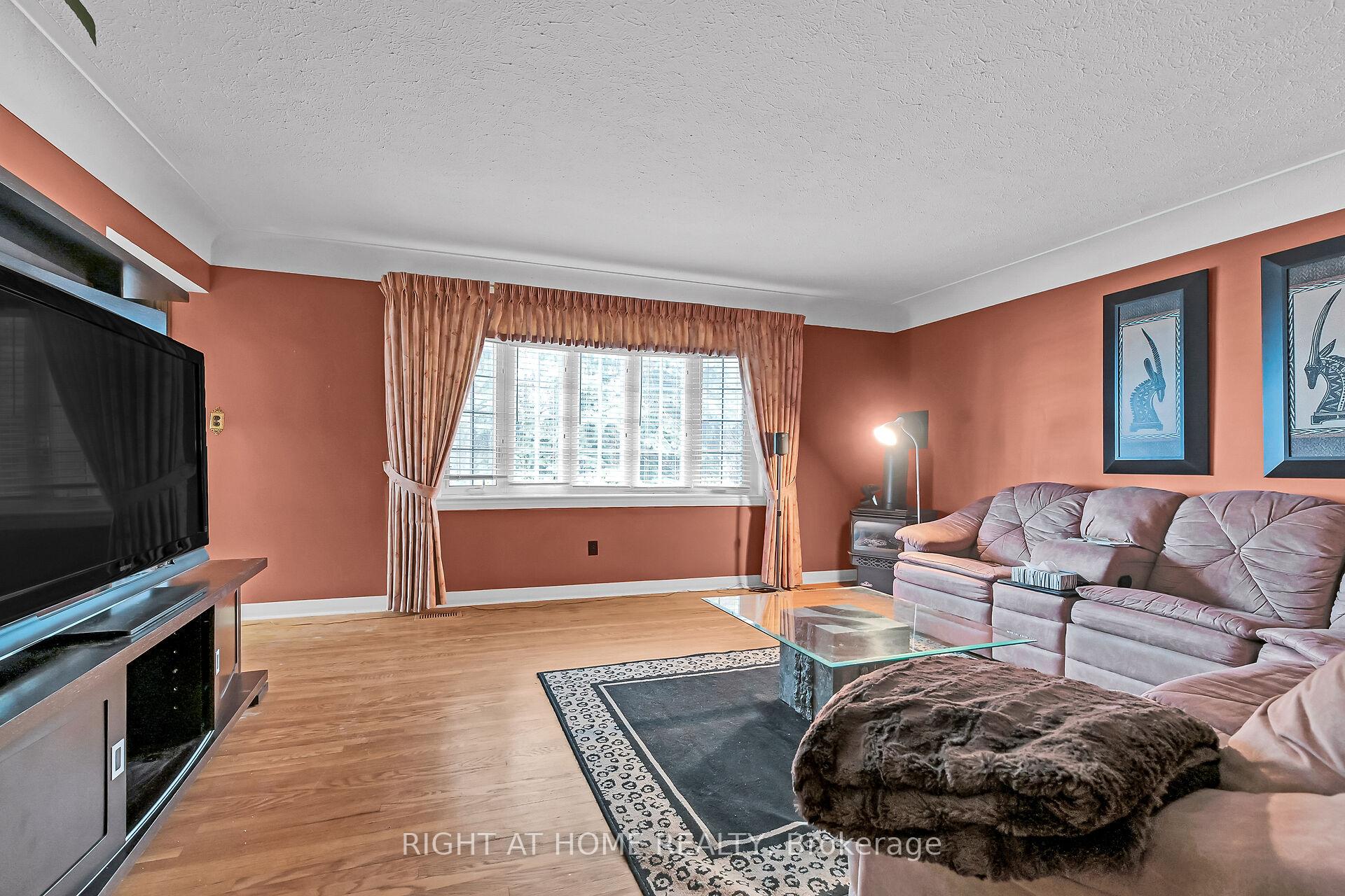 Photo 8 of 98 Welbourn Drive, Hamilton, Balfour — HOMEH