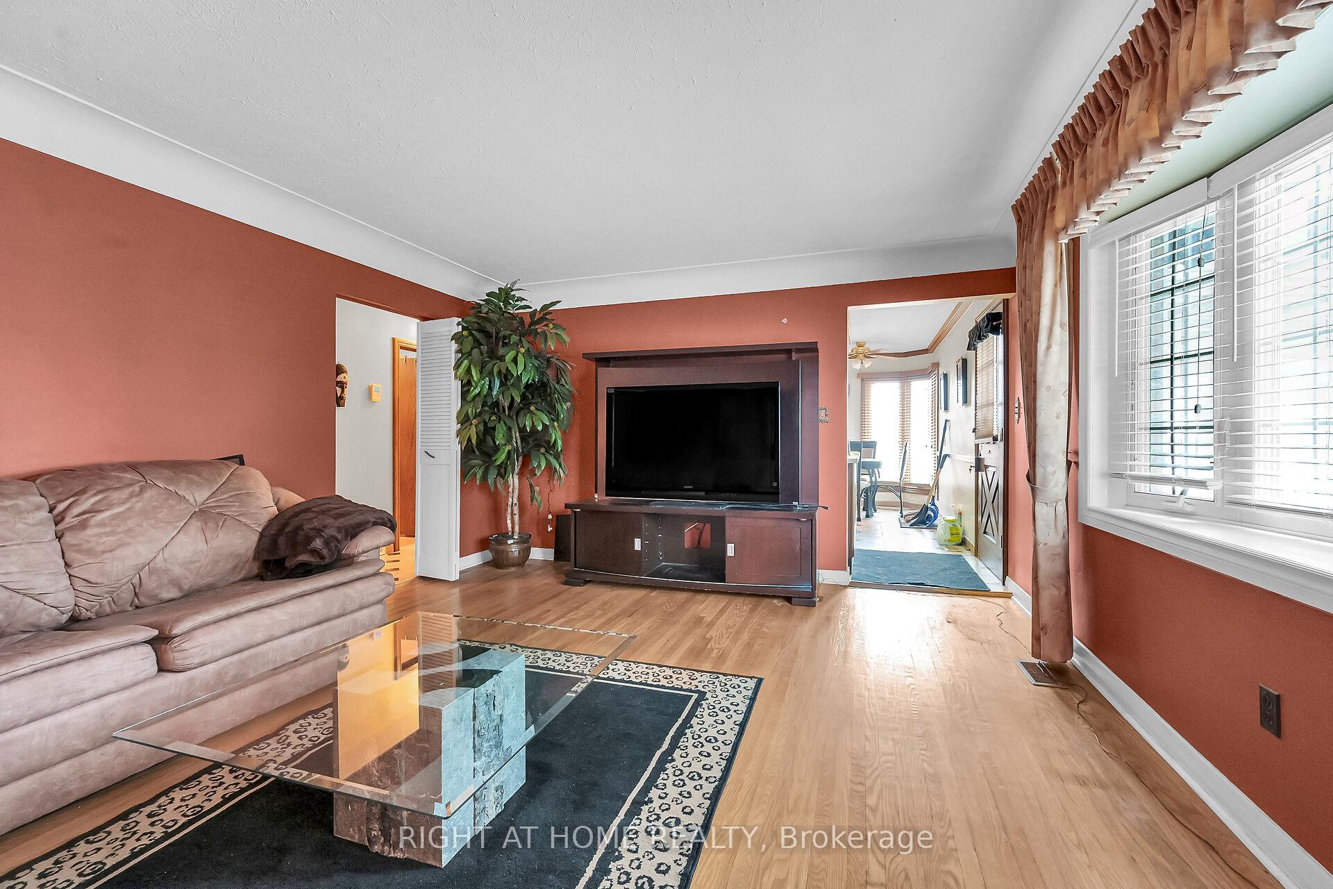Photo 9 of 98 Welbourn Drive, Hamilton, Balfour — HOMEH