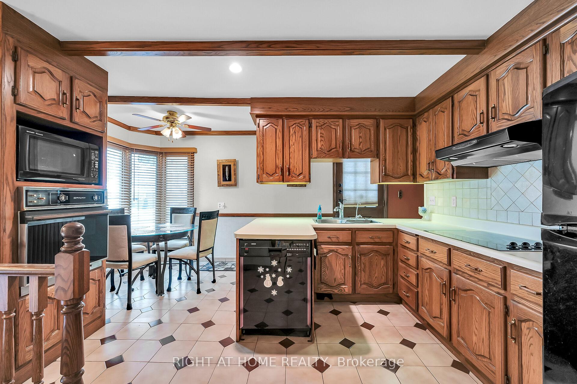 Photo 12 of 98 Welbourn Drive, Hamilton, Balfour — HOMEH