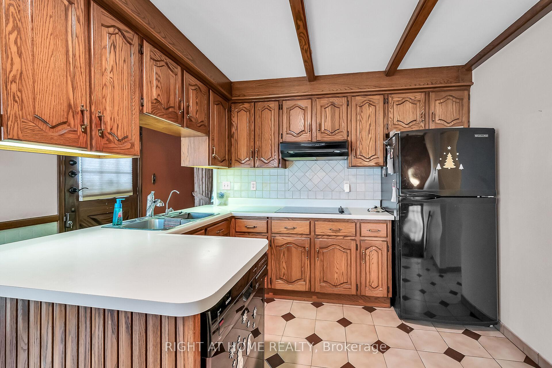 Photo 13 of 98 Welbourn Drive, Hamilton, Balfour — HOMEH