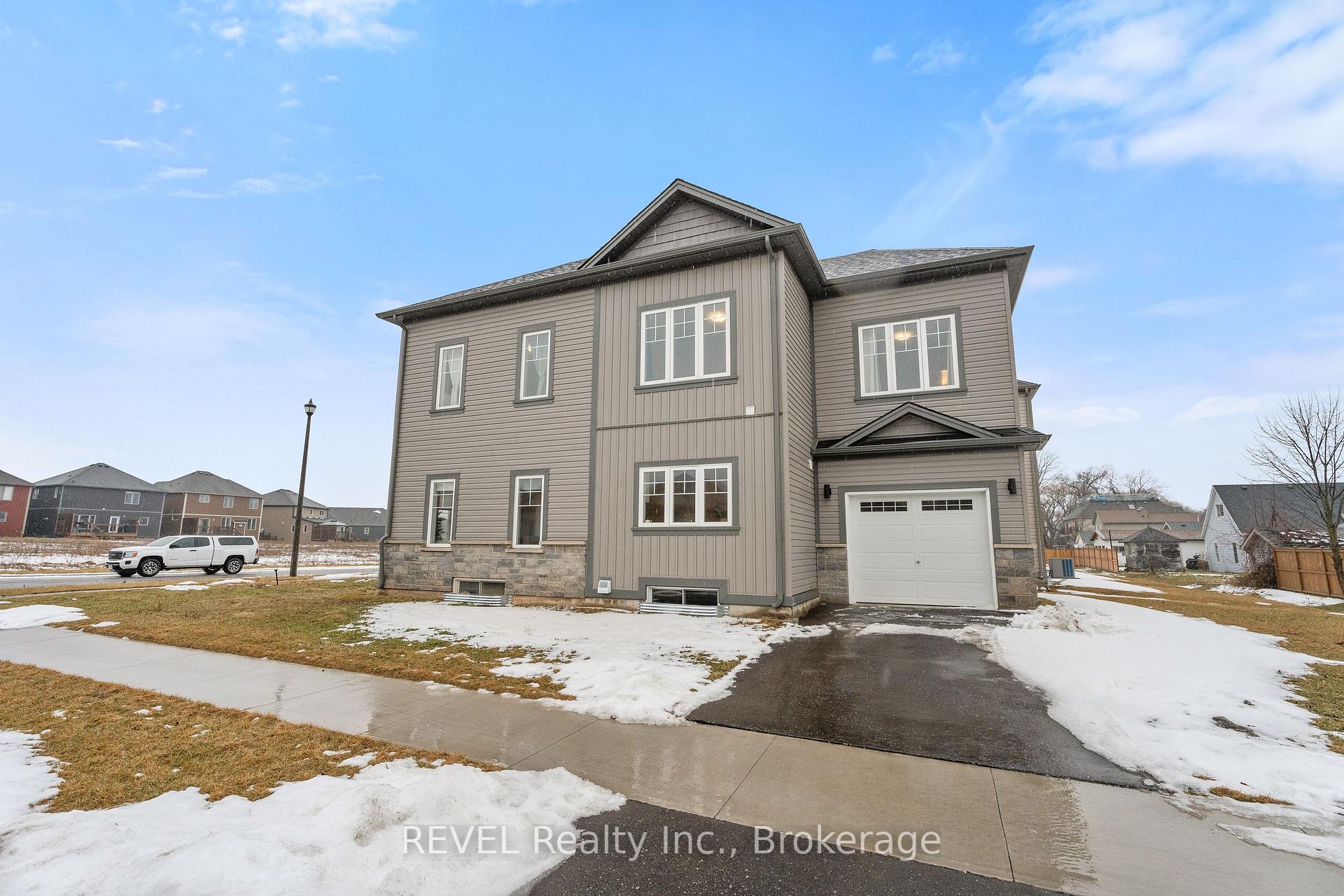 Photo 4 of 2 Bromley Drive, St. Catharines, Port Weller — HOMEH