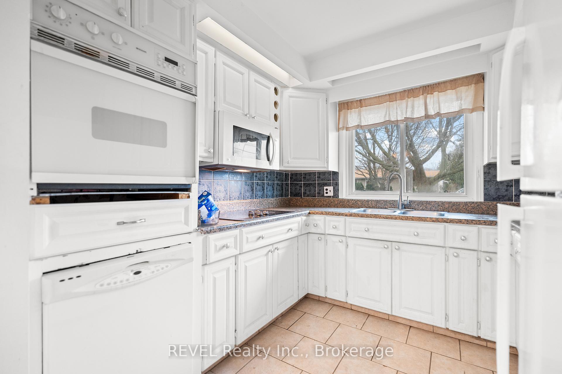 Photo 11 of 1 Prince Edward Drive, St. Catharines, Lakeport — HOMEH