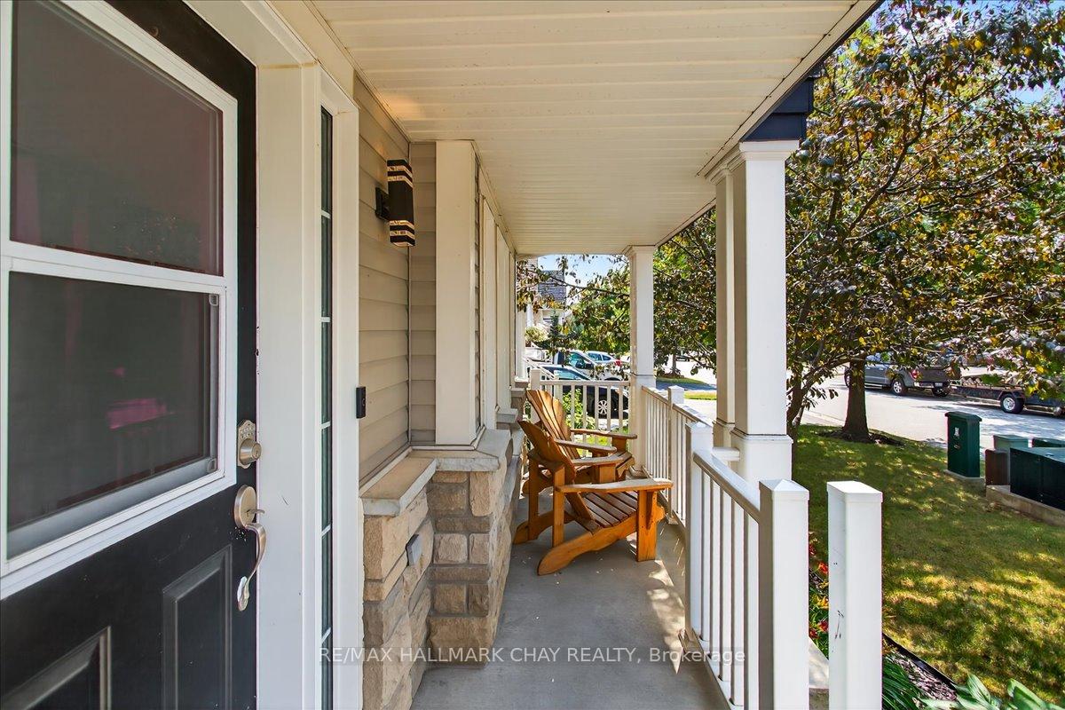 Photo 3 of 35 Diana Way, Barrie, Innis-Shore — HOMEH
