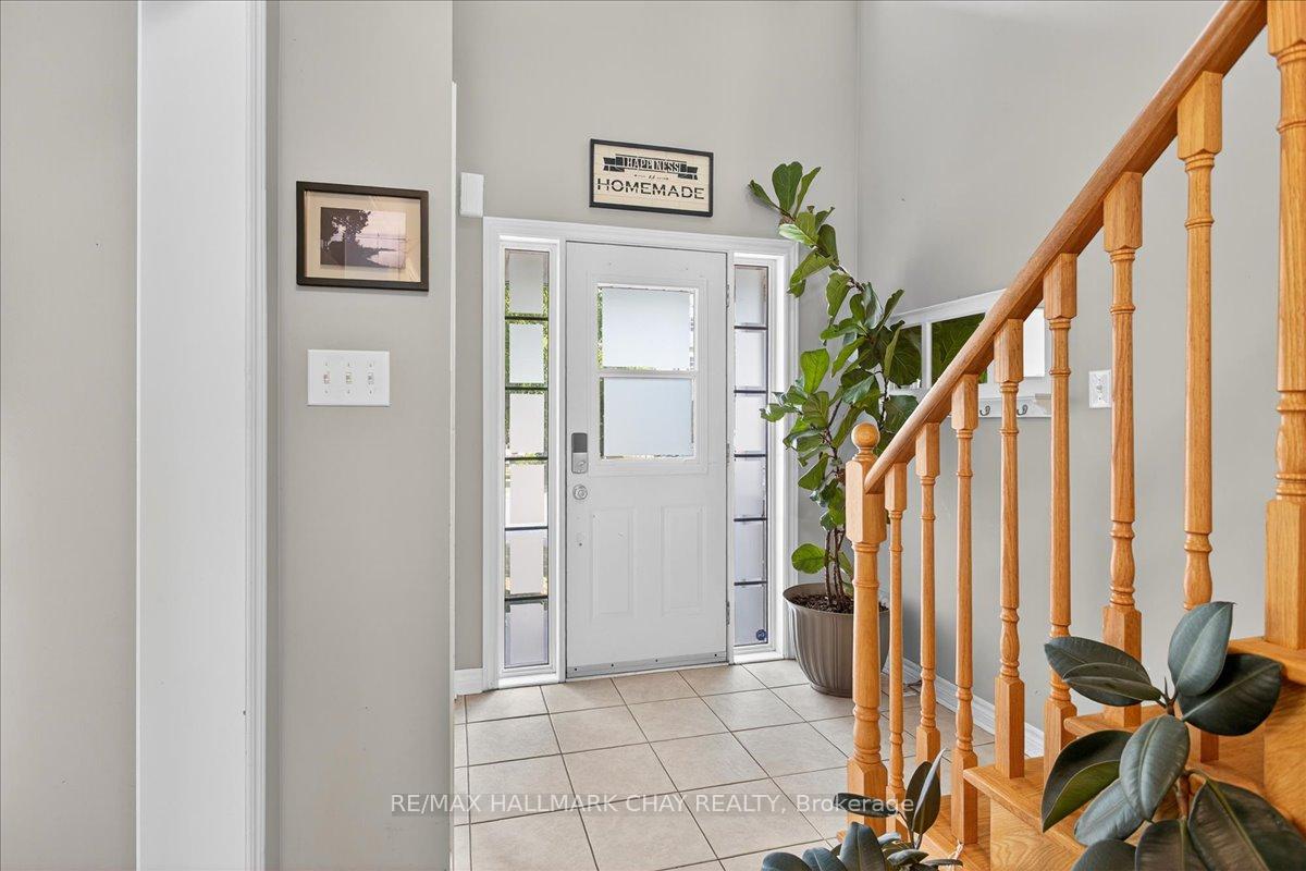 Photo 5 of 35 Diana Way, Barrie, Innis-Shore — HOMEH
