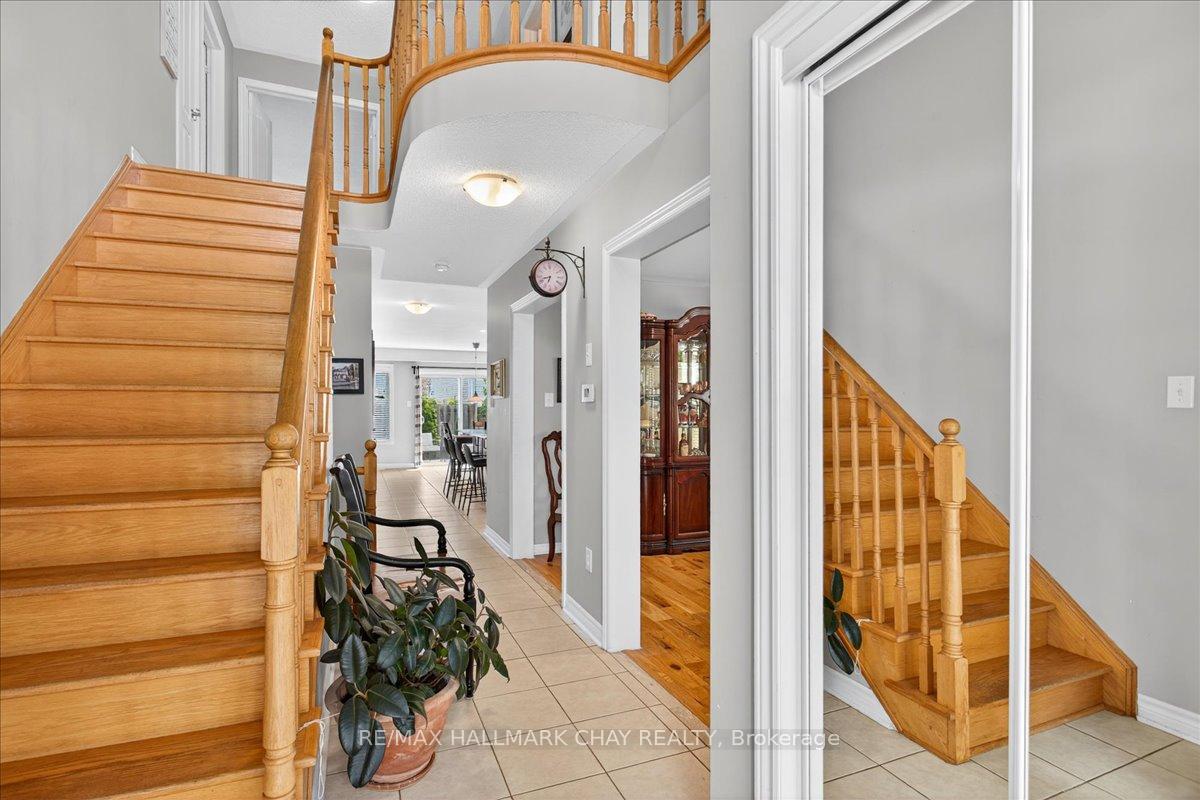Photo 4 of 35 Diana Way, Barrie, Innis-Shore — HOMEH