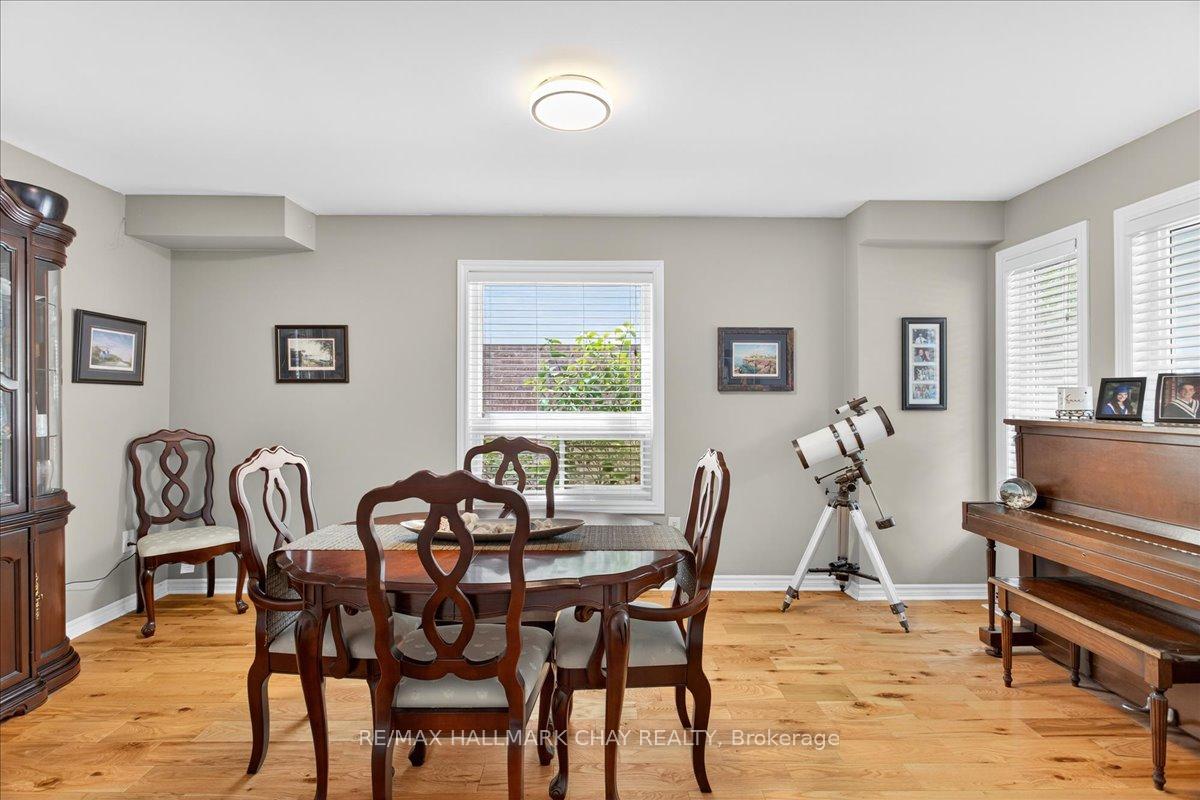 Photo 6 of 35 Diana Way, Barrie, Innis-Shore — HOMEH