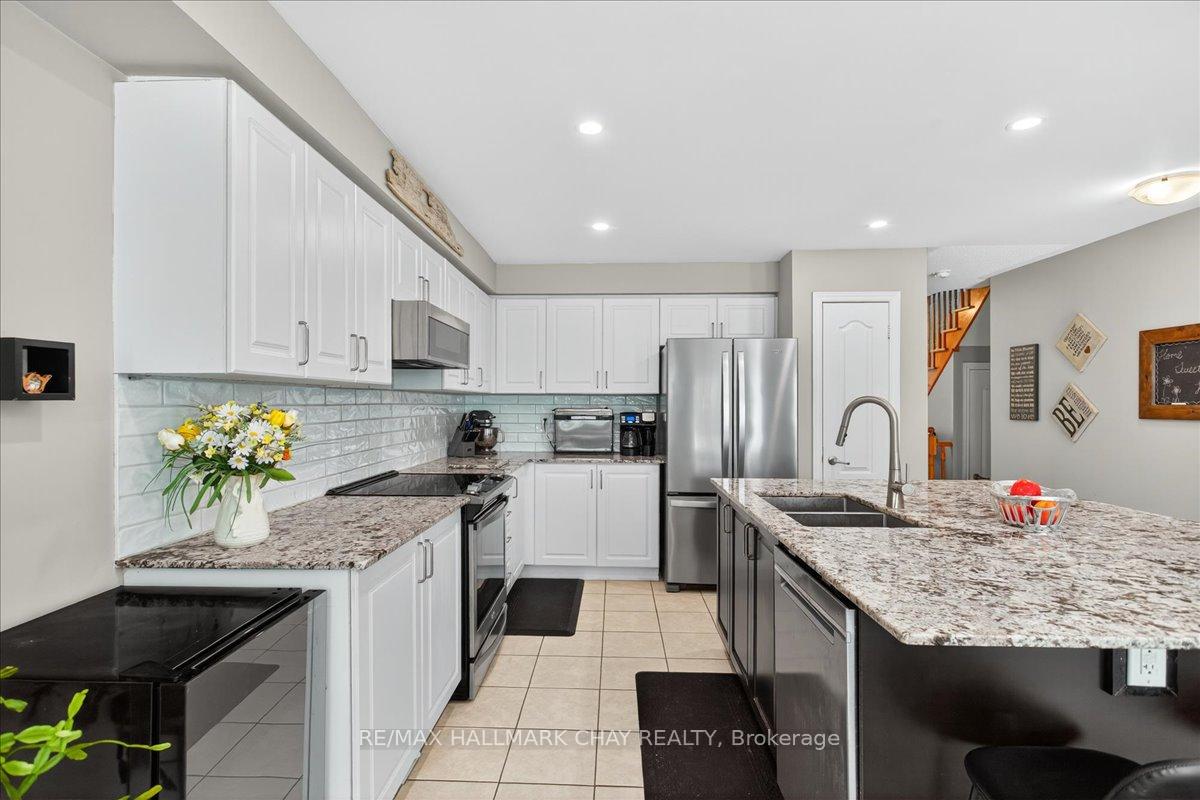 Photo 10 of 35 Diana Way, Barrie, Innis-Shore — HOMEH