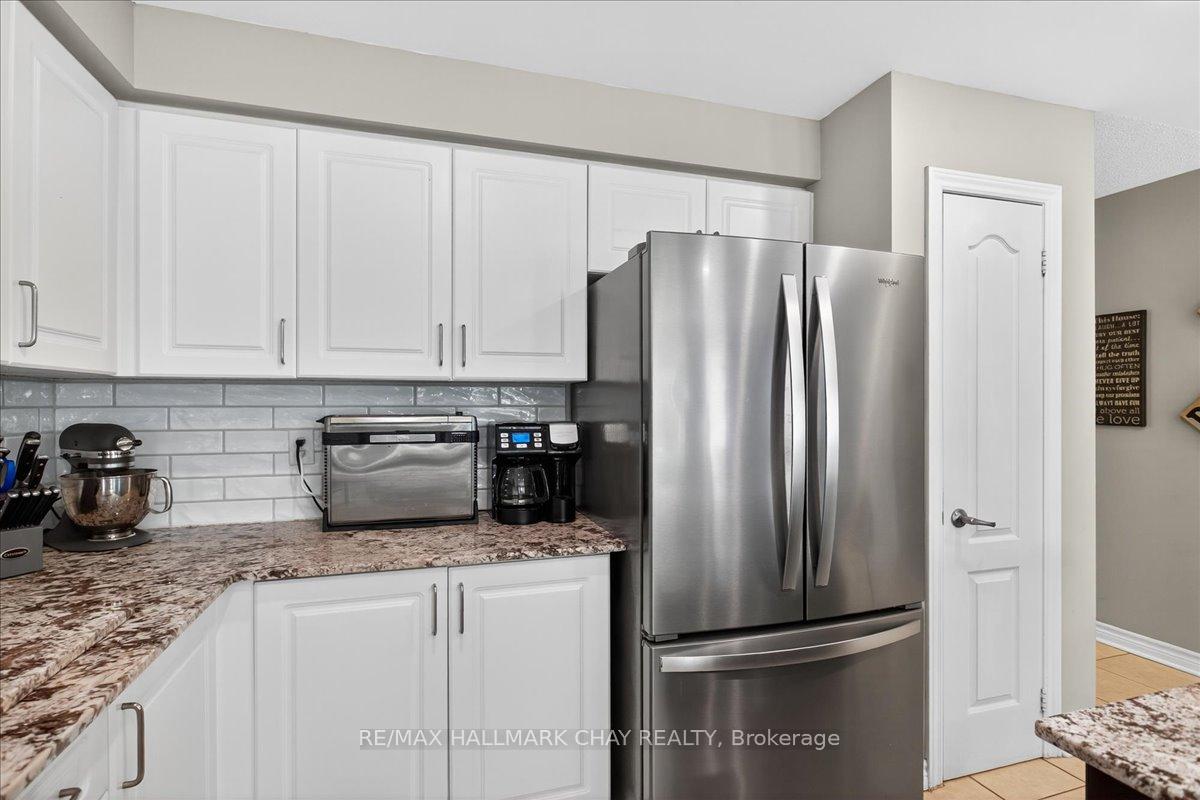 Photo 13 of 35 Diana Way, Barrie, Innis-Shore — HOMEH
