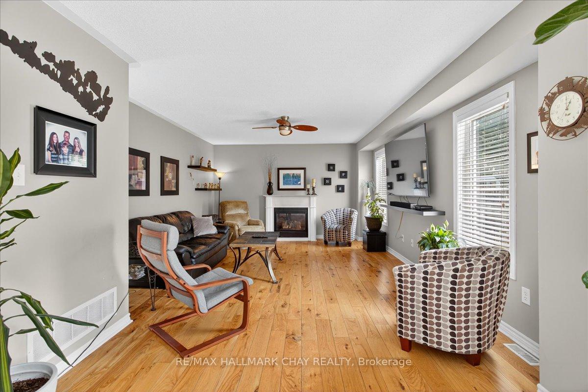 Photo 16 of 35 Diana Way, Barrie, Innis-Shore — HOMEH