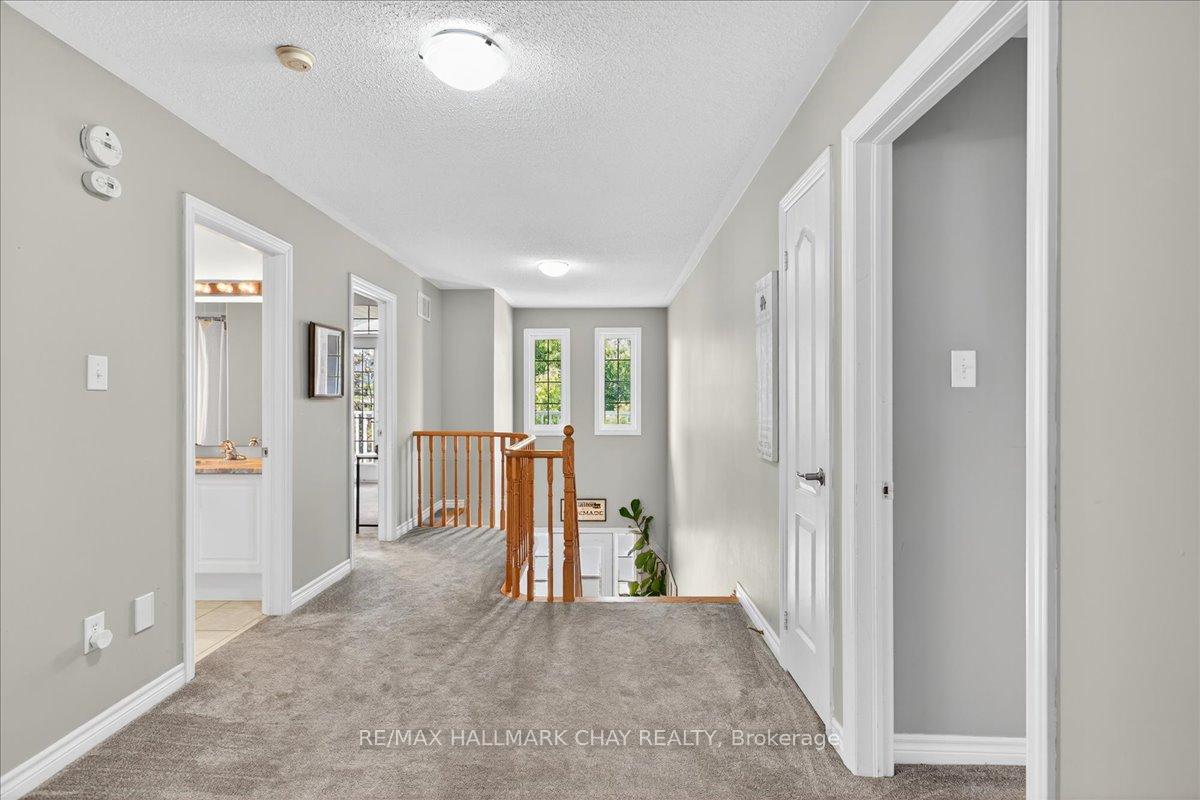 Photo 21 of 35 Diana Way, Barrie, Innis-Shore — HOMEH