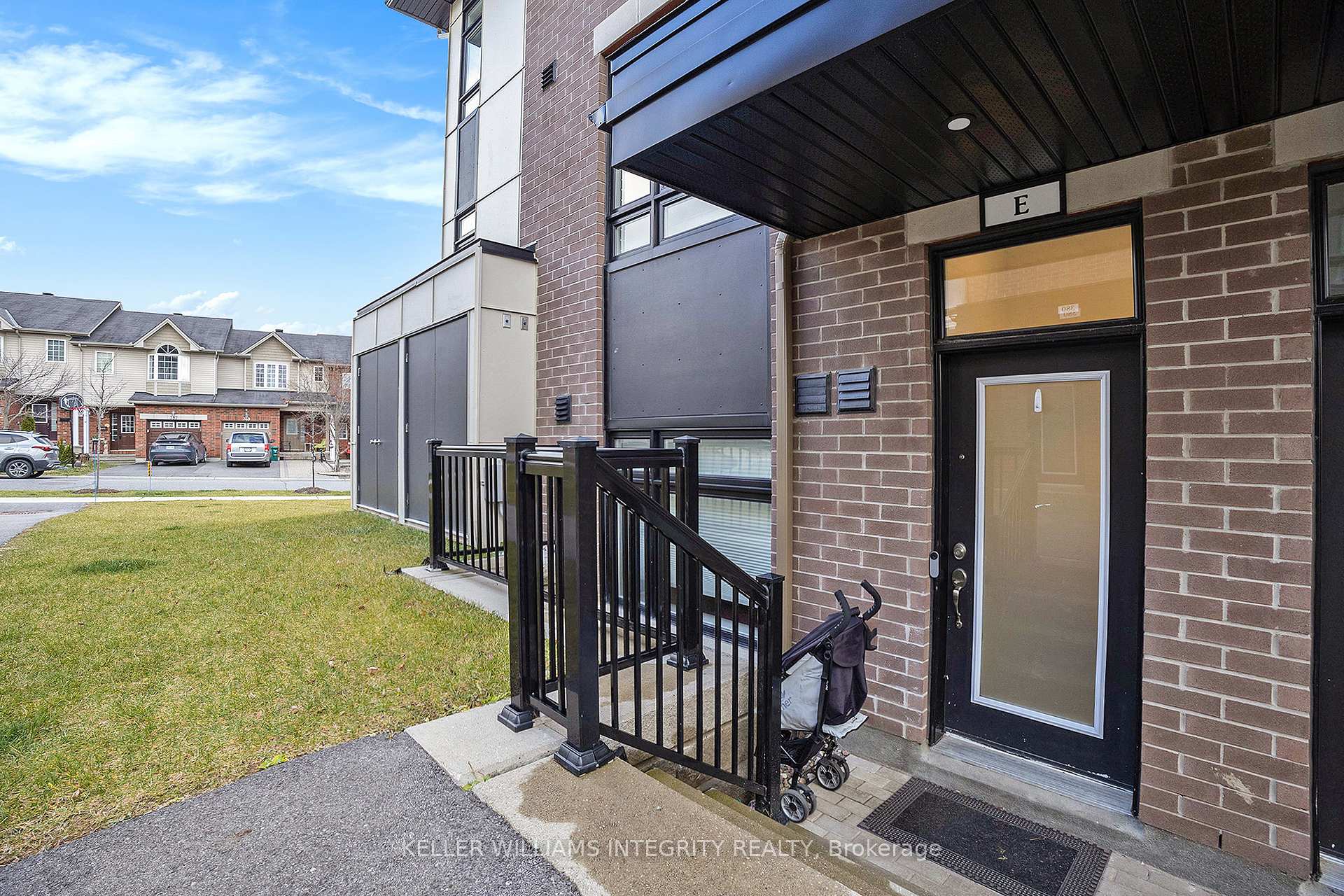 Photo 2 of Unit E, 390 Rolling Meadow Crescent E, Ottawa, Mer Bleue/Bradley Estates/Anderson Park — HOMEH