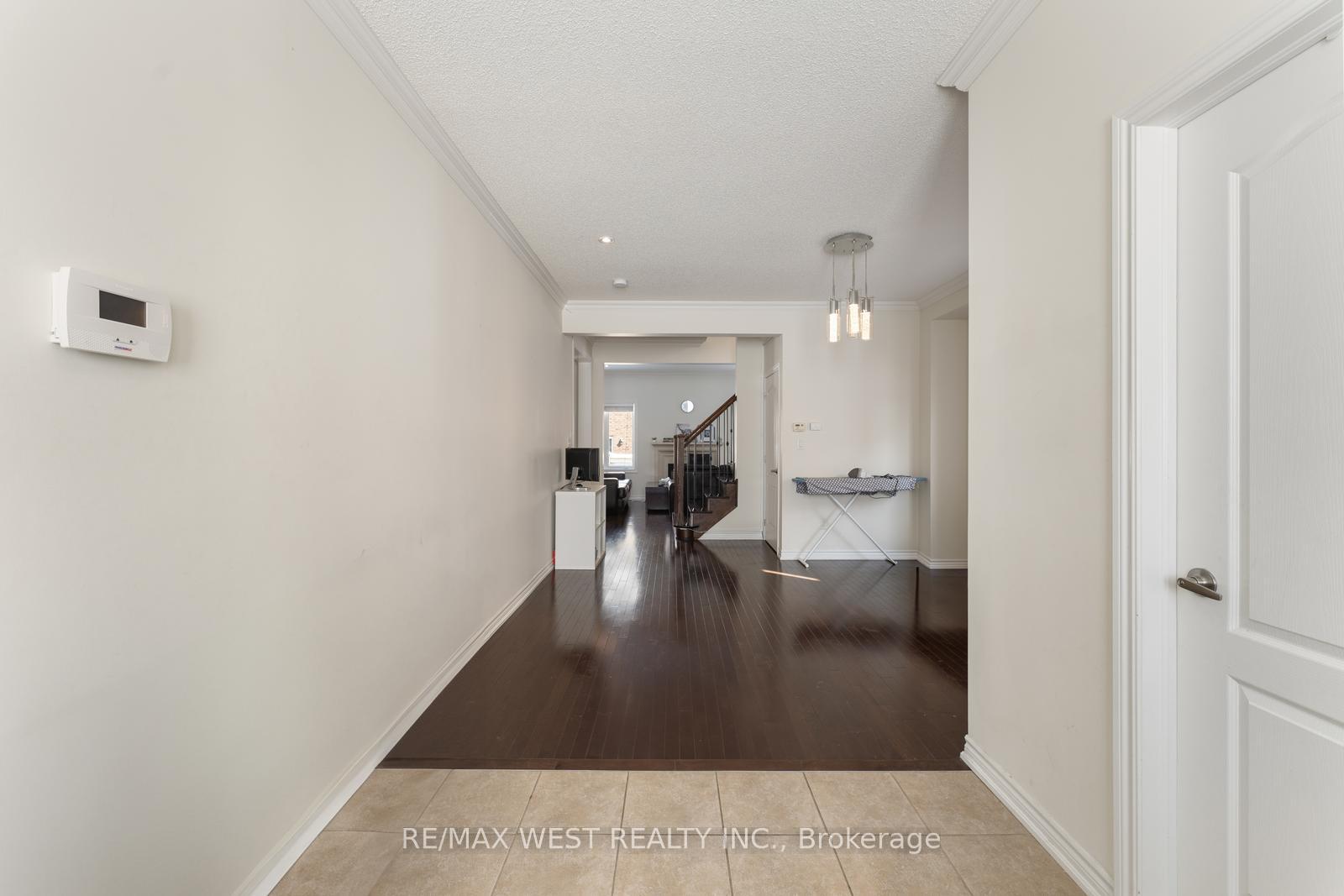 Photo 5 of 33 Lone Rock Circle, Brampton, Bram East — HOMEH