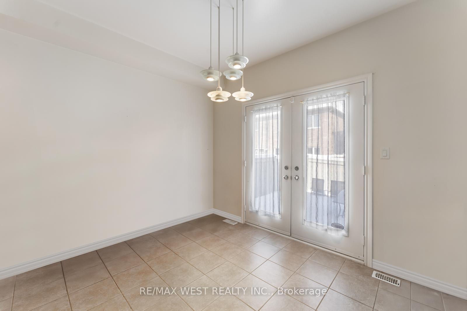 Photo 10 of 33 Lone Rock Circle, Brampton, Bram East — HOMEH