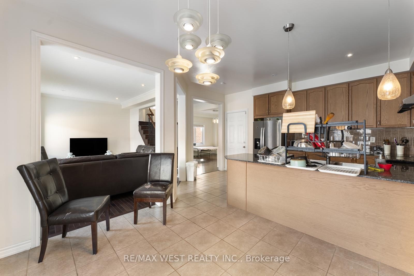 Photo 11 of 33 Lone Rock Circle, Brampton, Bram East — HOMEH