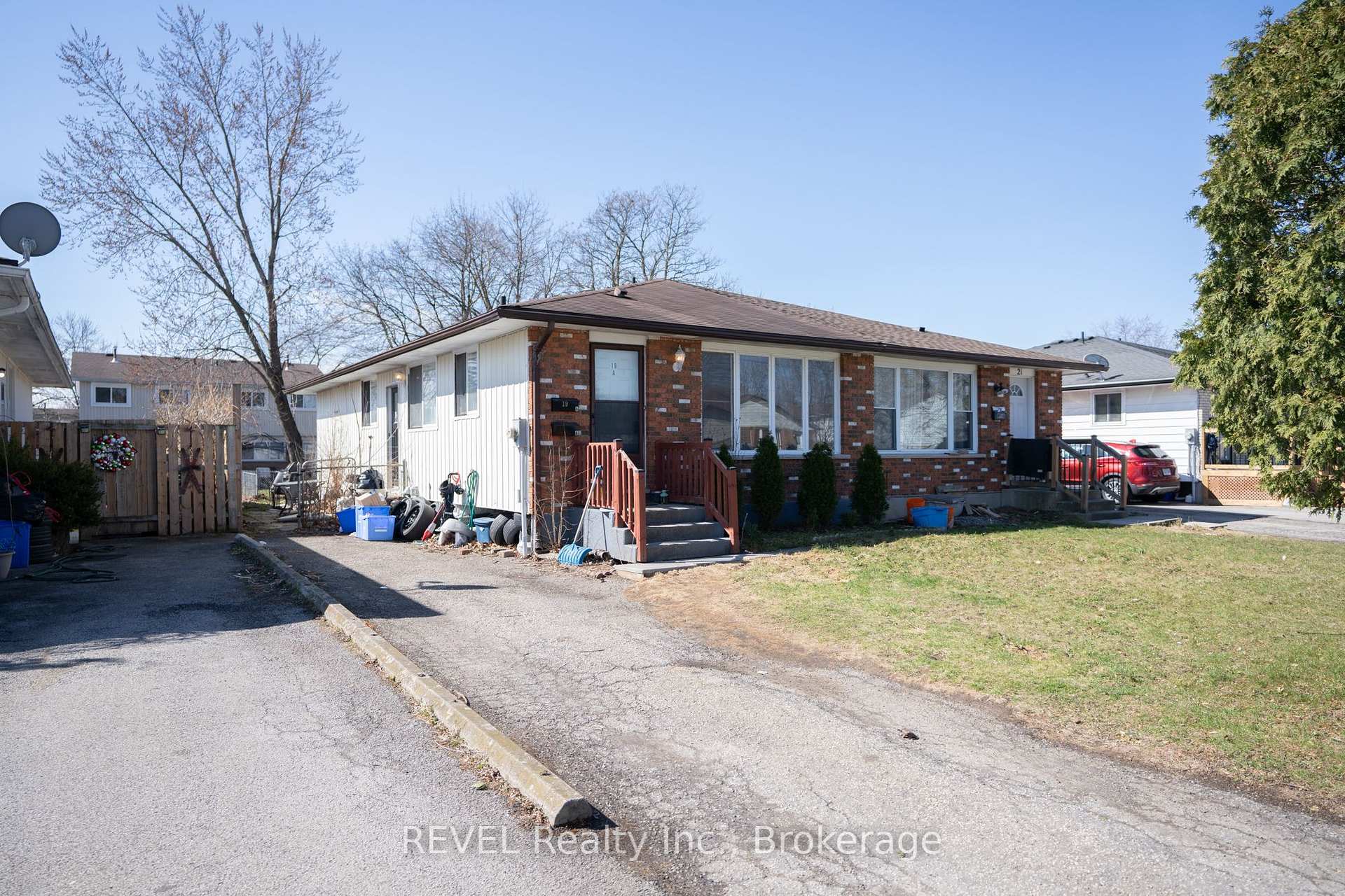 Photo 4 of 19 Flower Street, St. Catharines, Western Hill — HOMEH