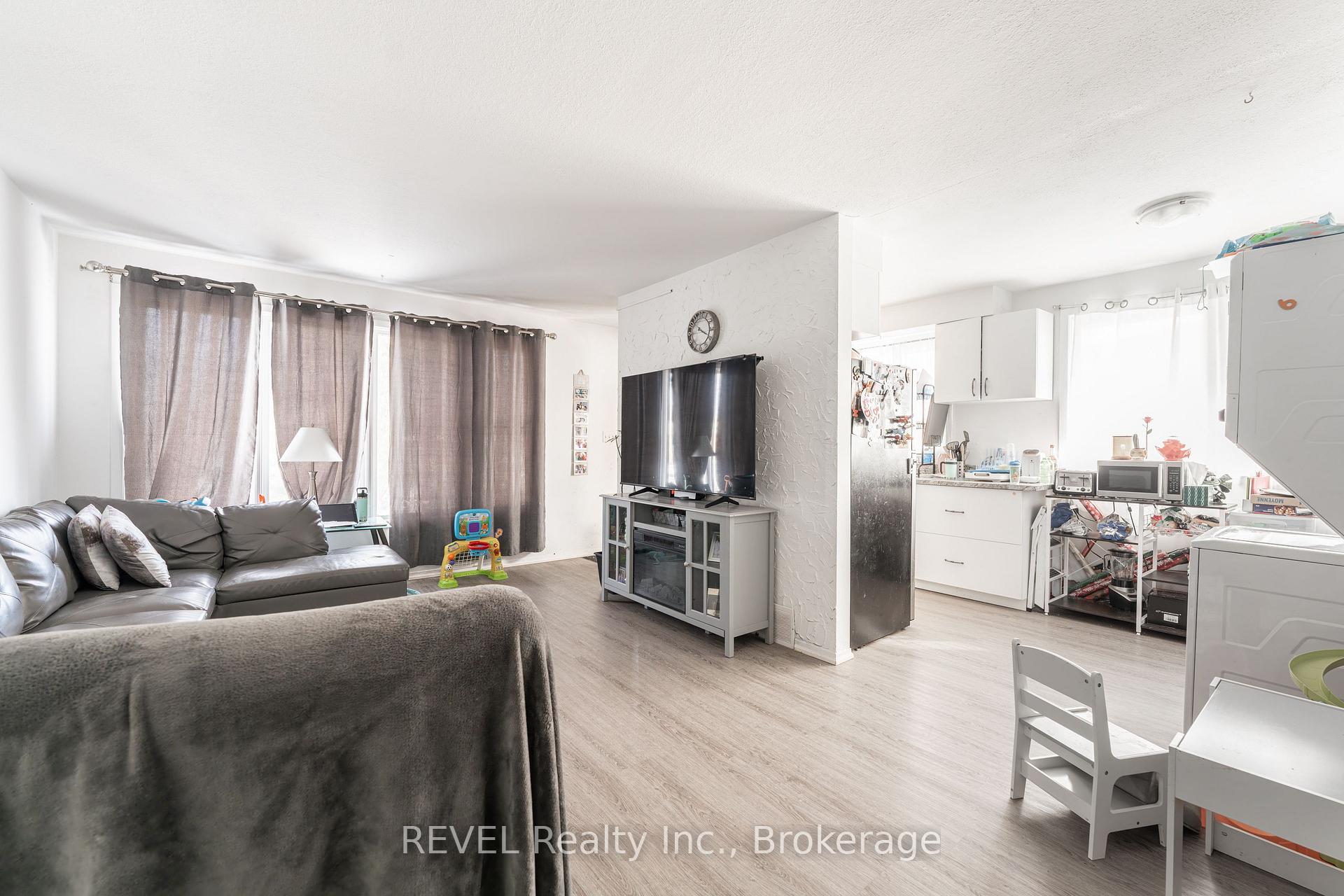 Photo 7 of 19 Flower Street, St. Catharines, Western Hill — HOMEH