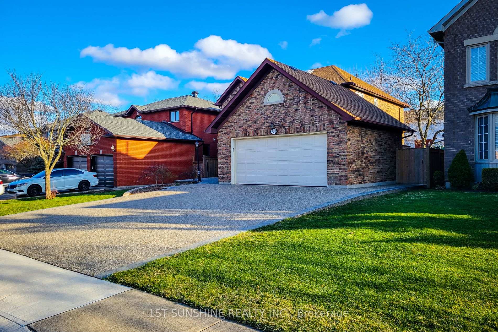 Photo 2 of 33 Caswell Drive, Hamilton, Gurnett — HOMEH