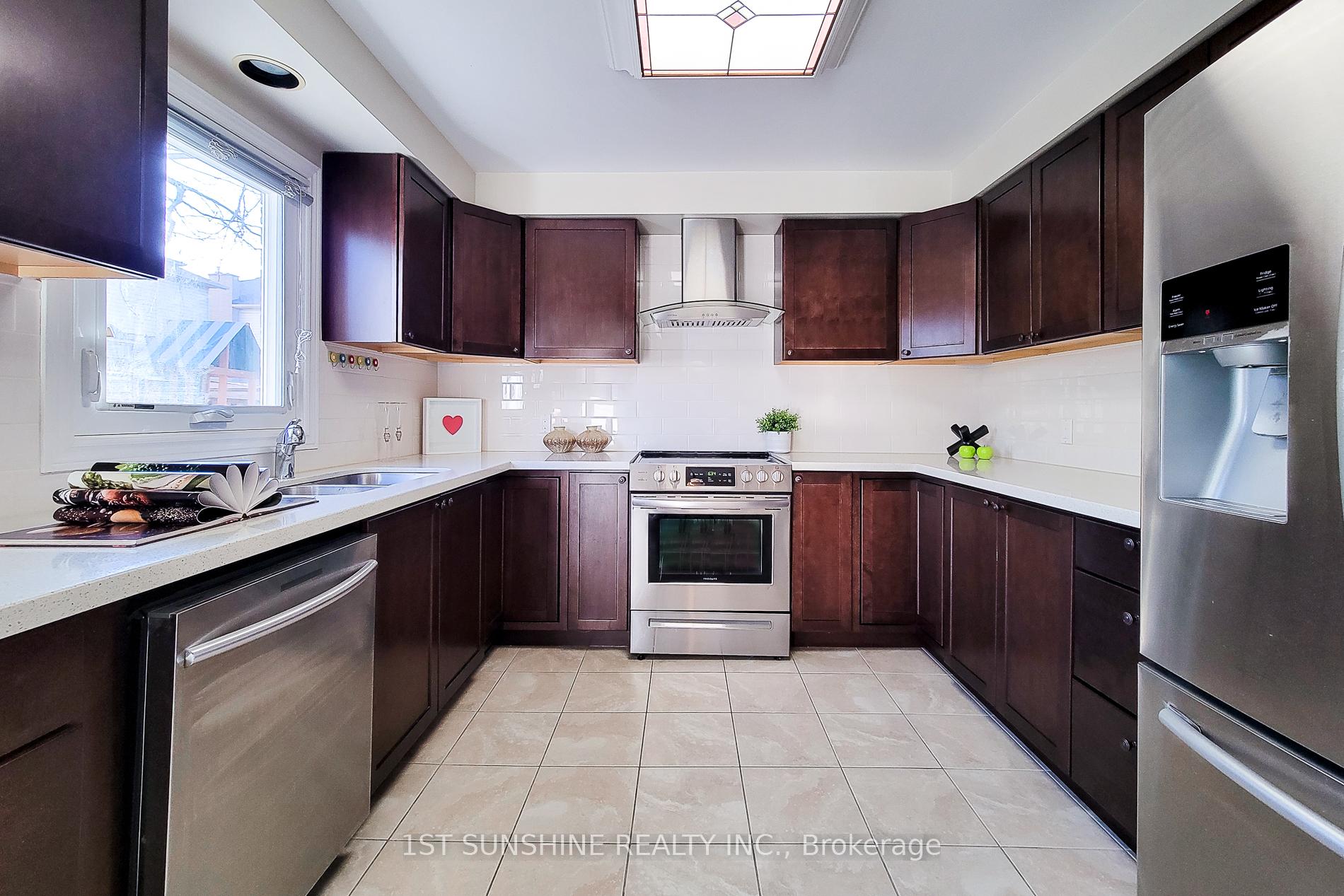 Photo 19 of 33 Caswell Drive, Hamilton, Gurnett — HOMEH