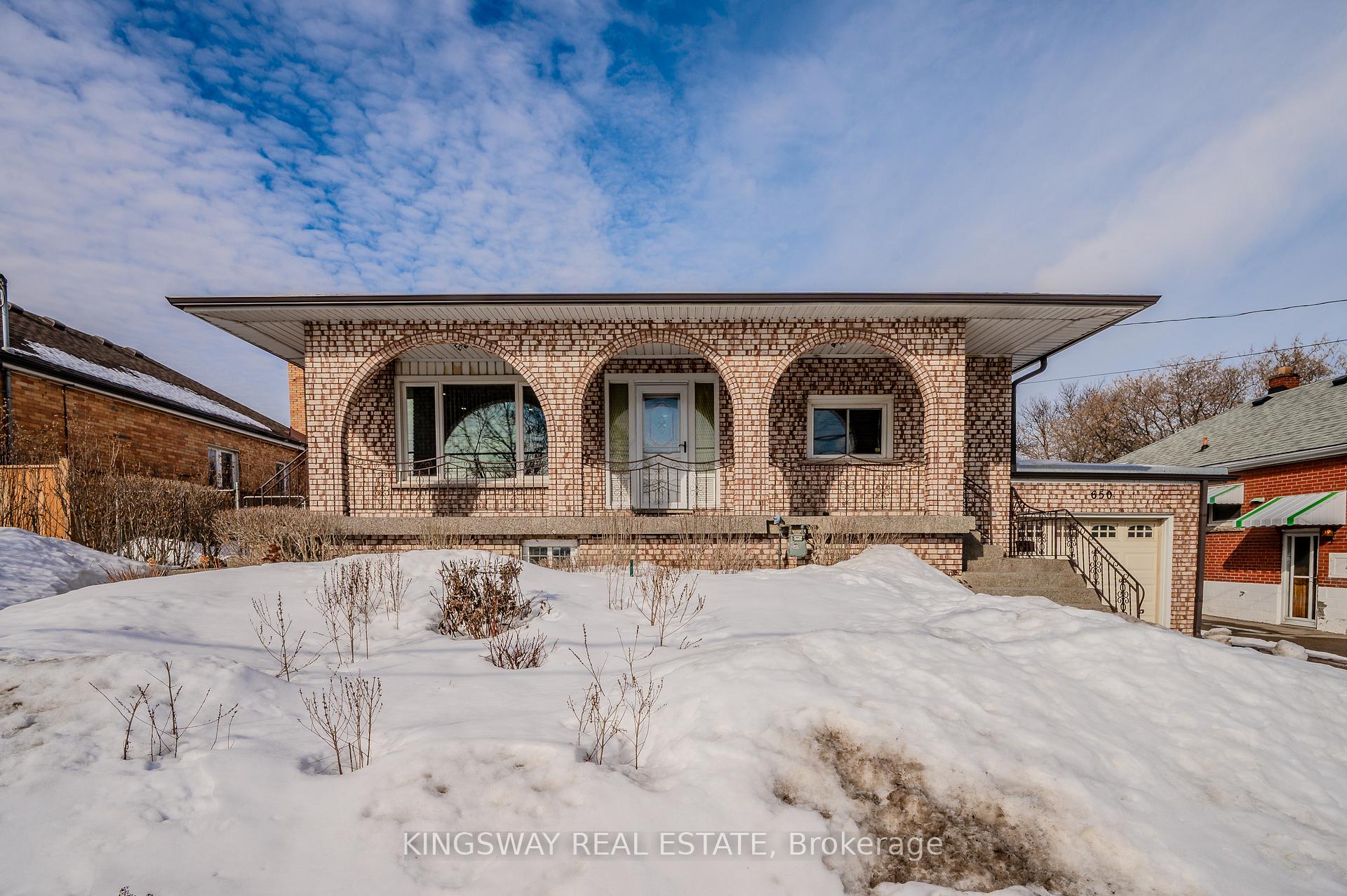 Photo 3 of 650 Upper Sherman Avenue, Hamilton, Burkholme — HOMEH