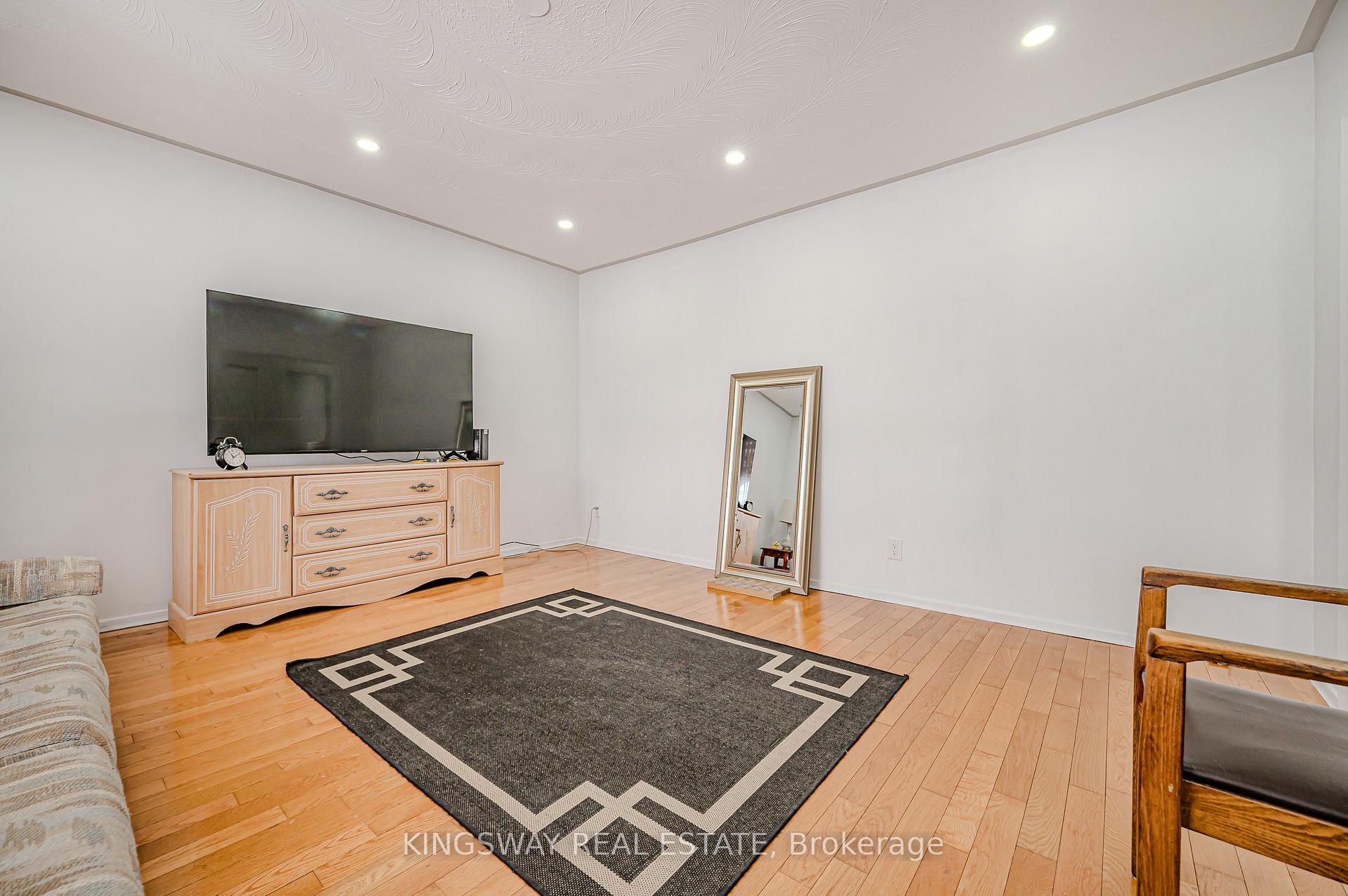 Photo 7 of 650 Upper Sherman Avenue, Hamilton, Burkholme — HOMEH