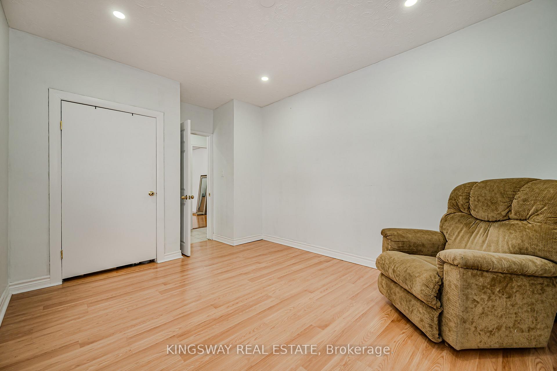 Photo 8 of 650 Upper Sherman Avenue, Hamilton, Burkholme — HOMEH