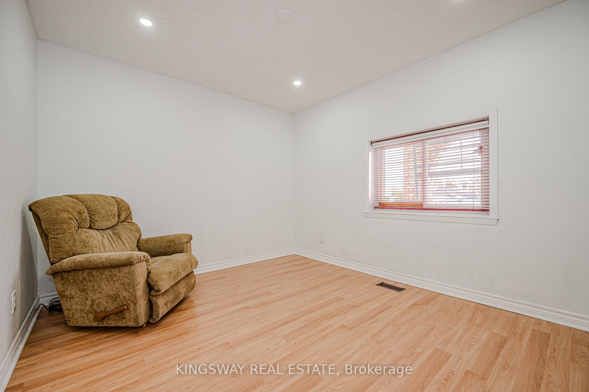 Photo 9 of 650 Upper Sherman Avenue, Hamilton, Burkholme — HOMEH