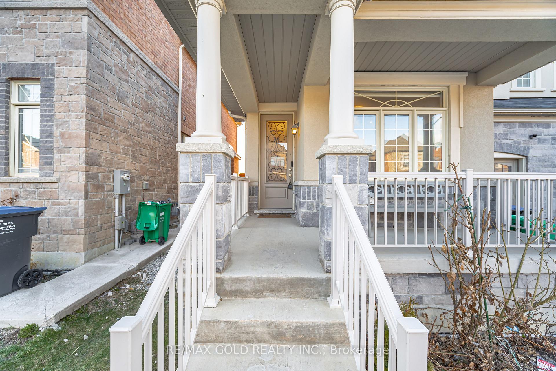 Photo 2 of 14 Folgate Crescent, Brampton, Sandringham-Wellington North — HOMEH