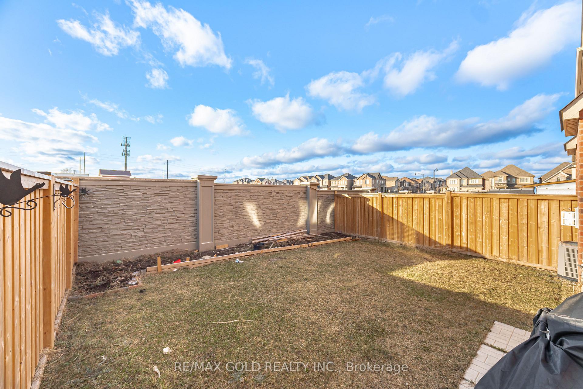 Photo 3 of 14 Folgate Crescent, Brampton, Sandringham-Wellington North — HOMEH