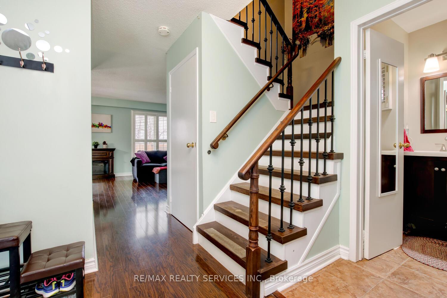 Photo 3 of 60 Rawling Crescent, Brampton, Heart Lake East — HOMEH