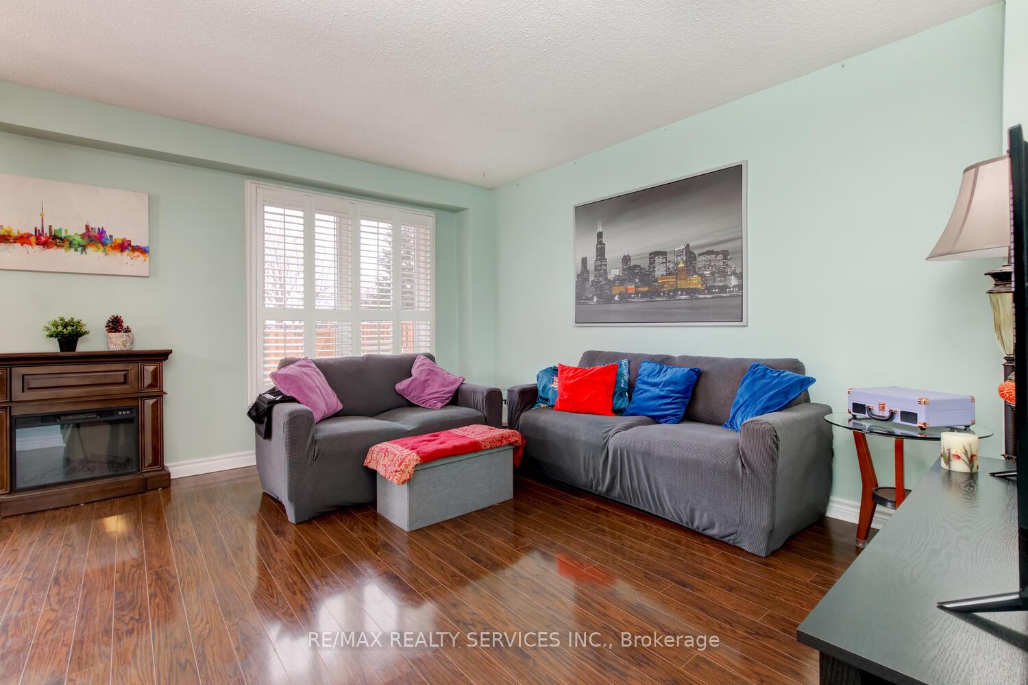 Photo 4 of 60 Rawling Crescent, Brampton, Heart Lake East — HOMEH