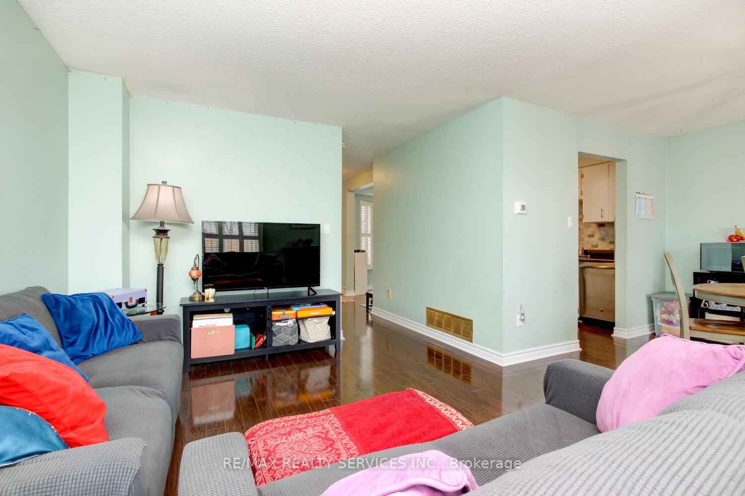 Photo 5 of 60 Rawling Crescent, Brampton, Heart Lake East — HOMEH