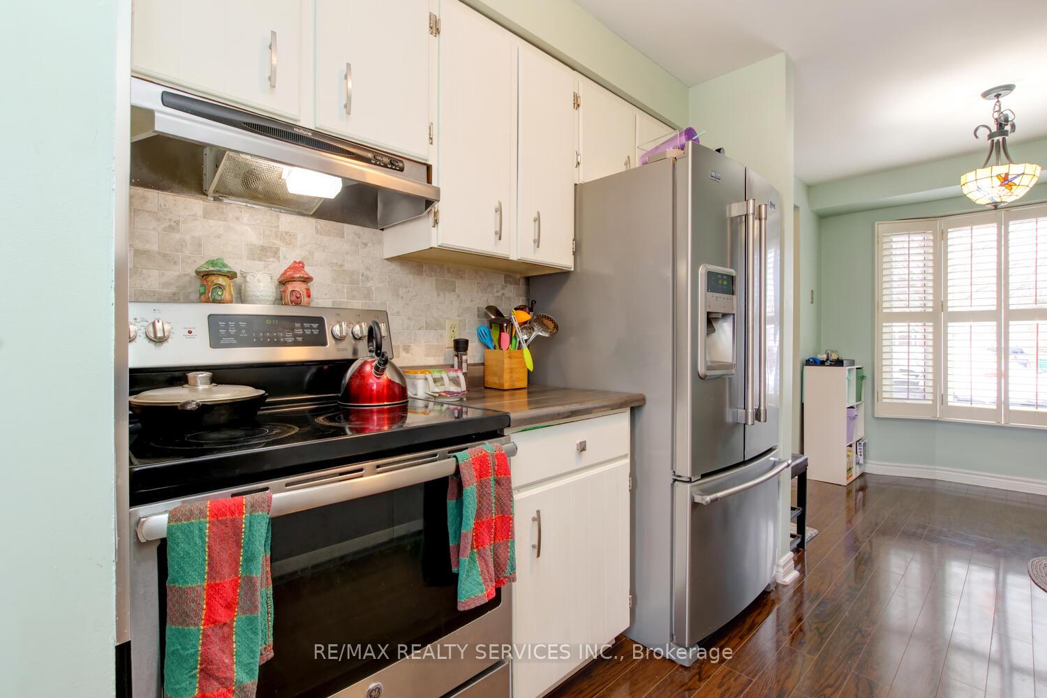 Photo 9 of 60 Rawling Crescent, Brampton, Heart Lake East — HOMEH