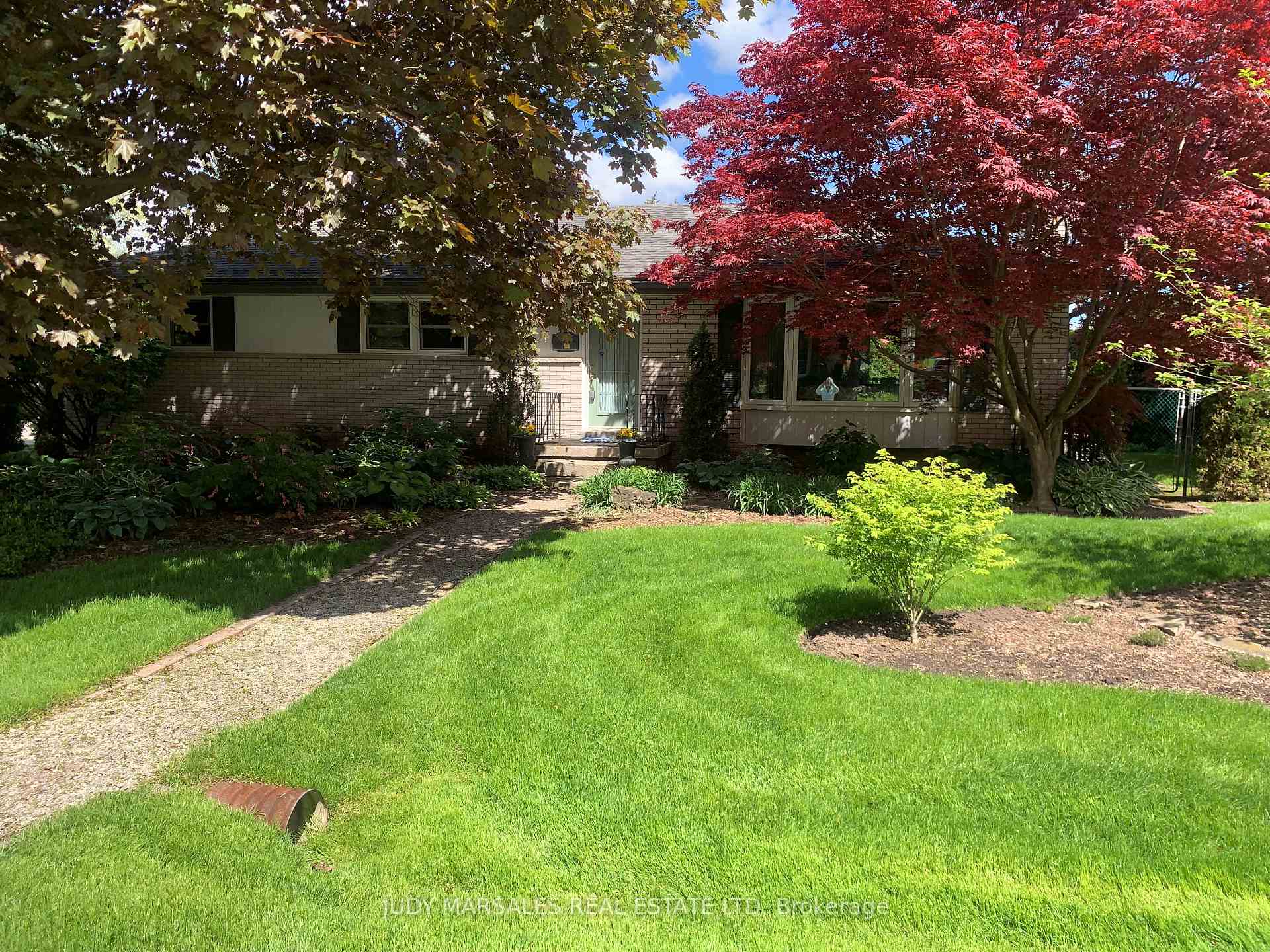 Photo 2 of 511 Dorval Drive, Hamilton, Ancaster — HOMEH