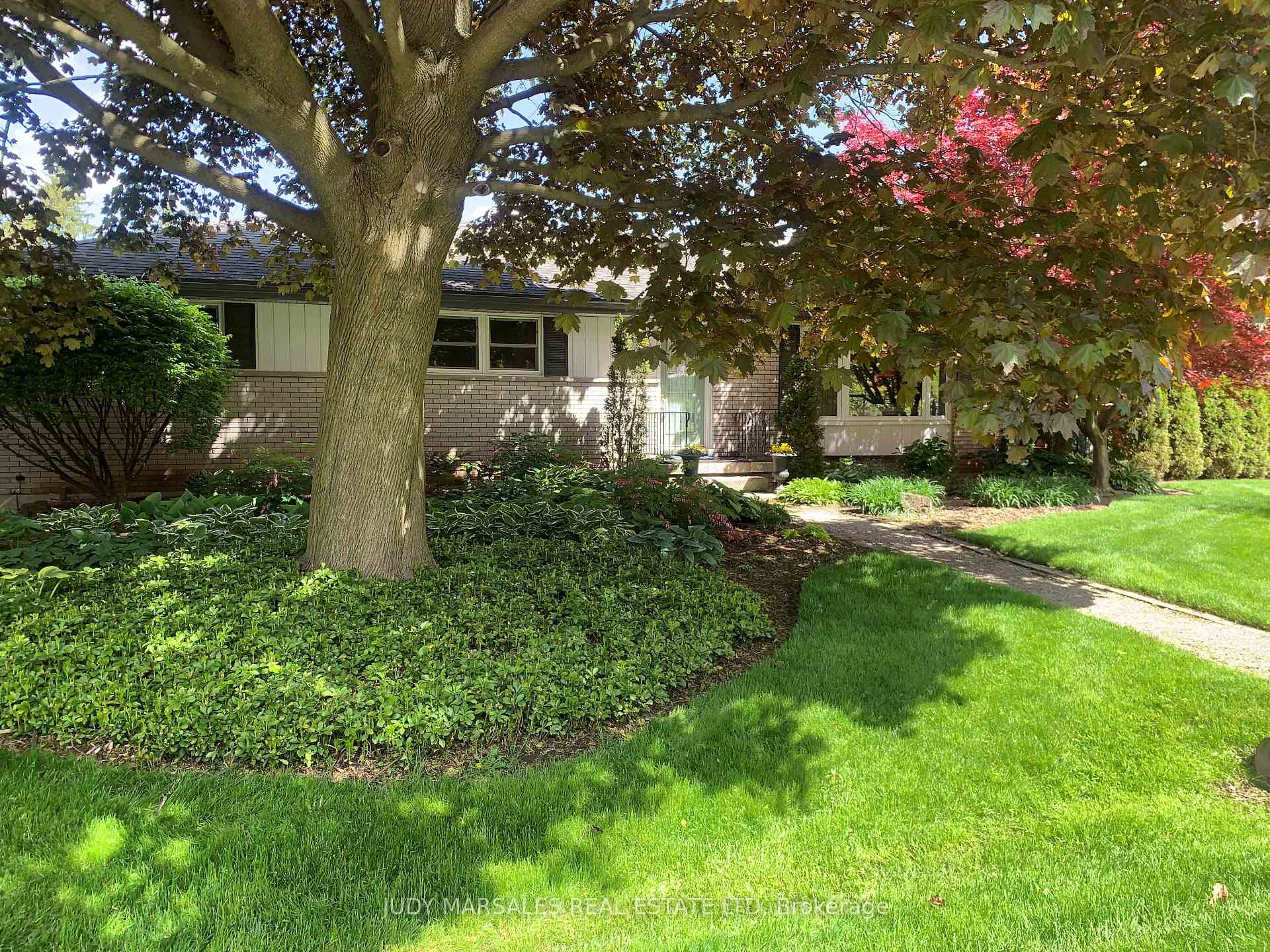Photo 3 of 511 Dorval Drive, Hamilton, Ancaster — HOMEH