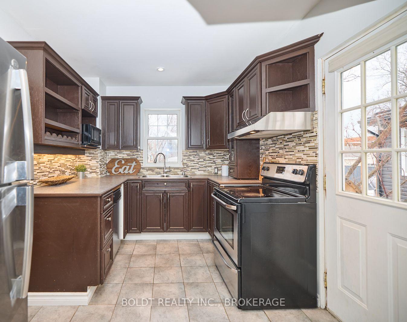 Photo 12 of 139 Pleasant Avenue, St. Catharines, Downtown — HOMEH