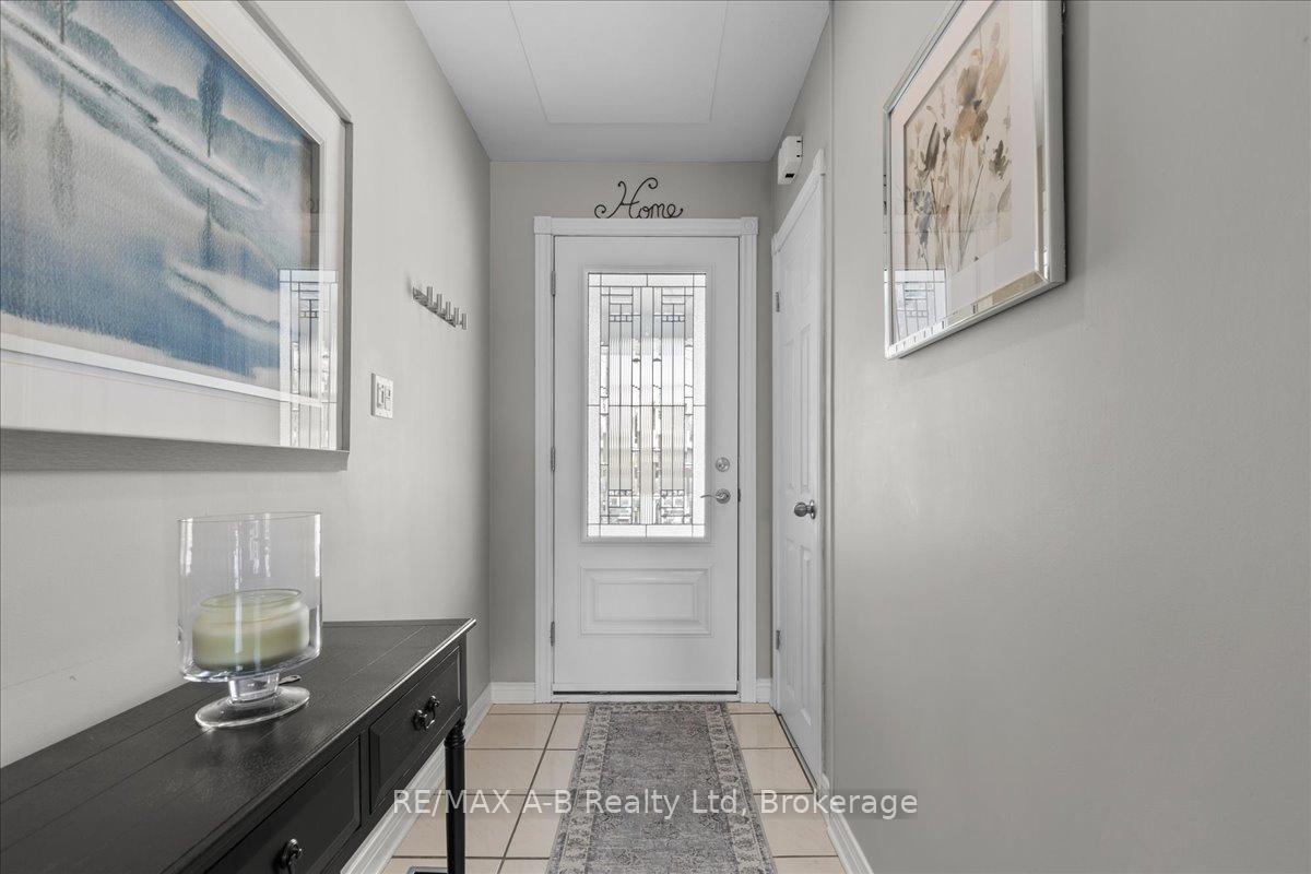 Photo 2 of 684 Hiawatha Boulevard, Hamilton, Ancaster — HOMEH