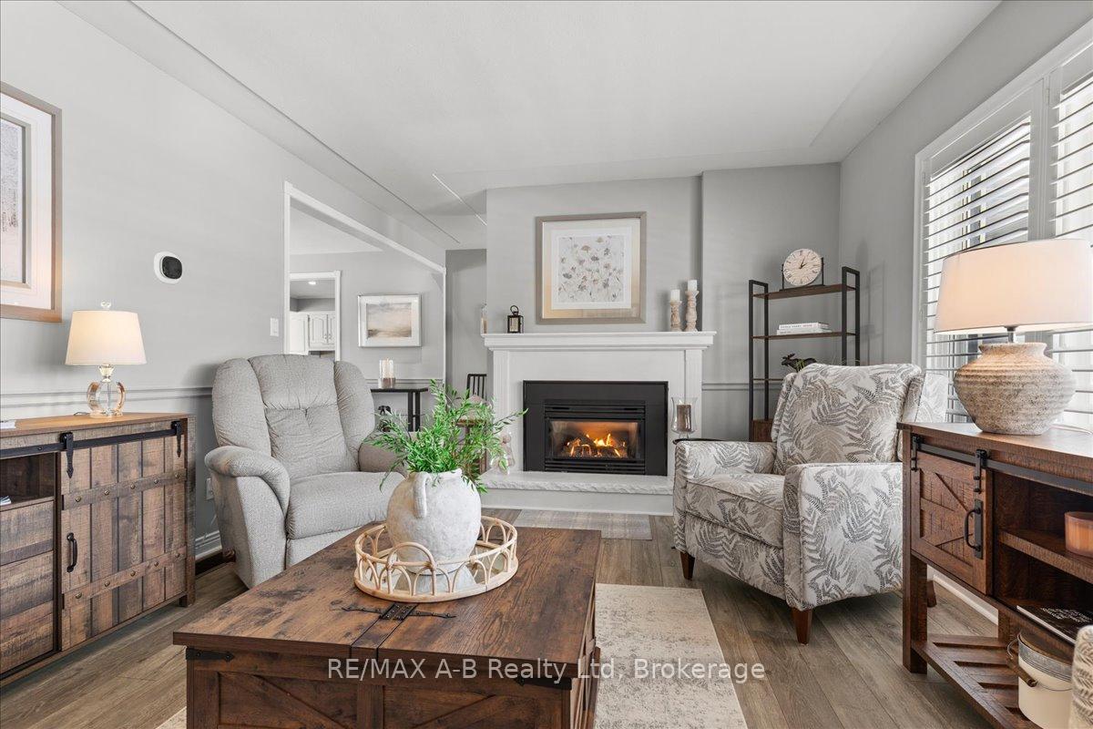 Photo 3 of 684 Hiawatha Boulevard, Hamilton, Ancaster — HOMEH