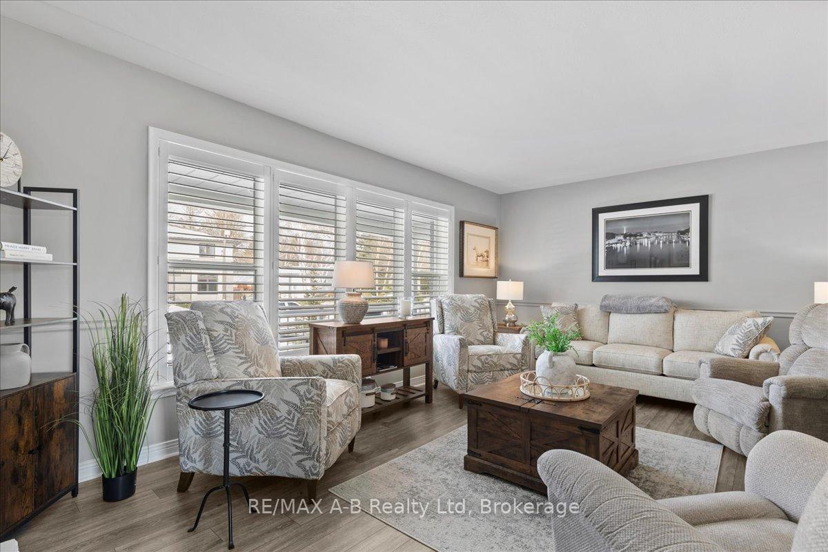 Photo 4 of 684 Hiawatha Boulevard, Hamilton, Ancaster — HOMEH