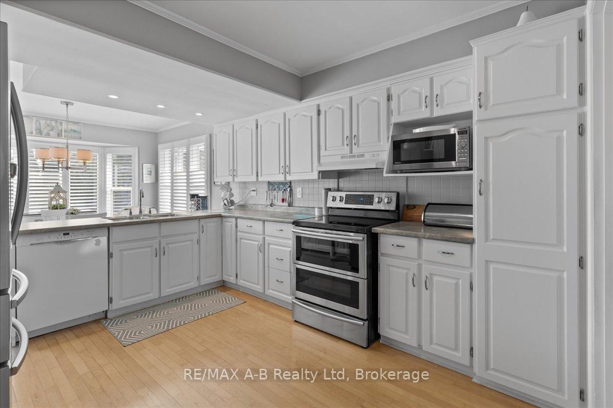 Photo 8 of 684 Hiawatha Boulevard, Hamilton, Ancaster — HOMEH