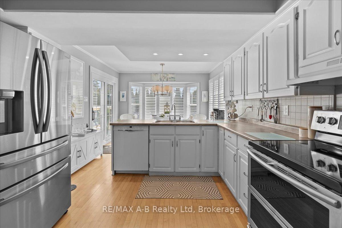 Photo 9 of 684 Hiawatha Boulevard, Hamilton, Ancaster — HOMEH