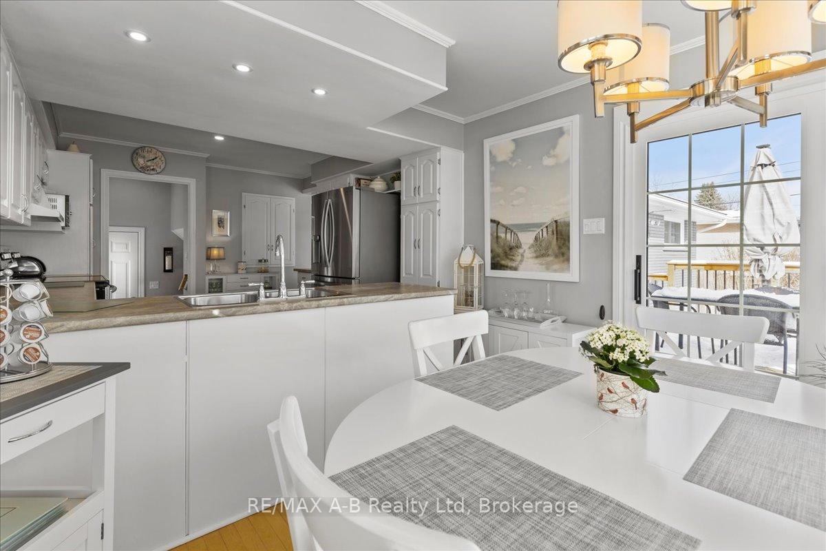 Photo 12 of 684 Hiawatha Boulevard, Hamilton, Ancaster — HOMEH