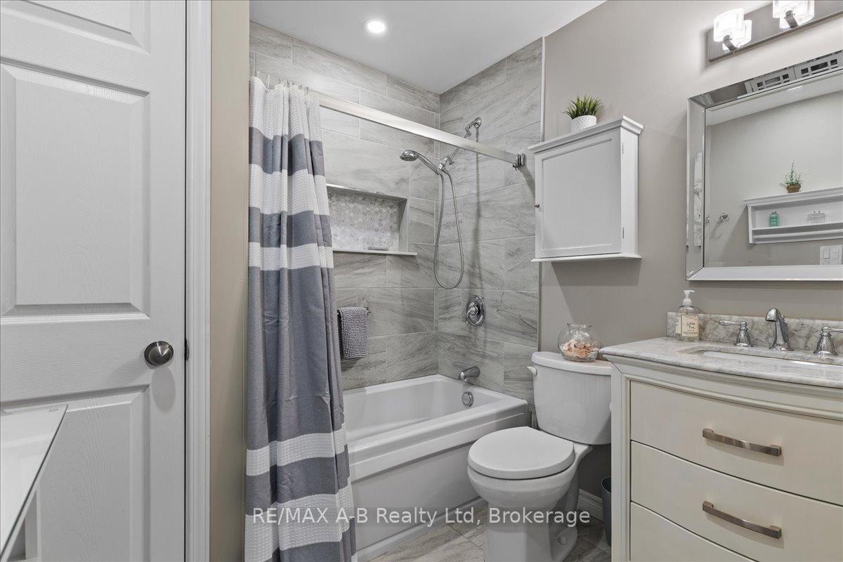 Photo 13 of 684 Hiawatha Boulevard, Hamilton, Ancaster — HOMEH