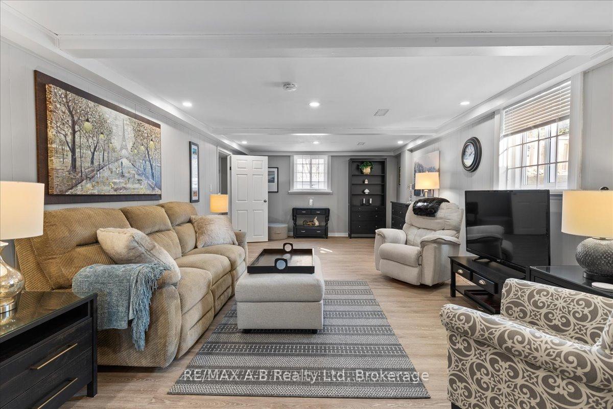 Photo 17 of 684 Hiawatha Boulevard, Hamilton, Ancaster — HOMEH