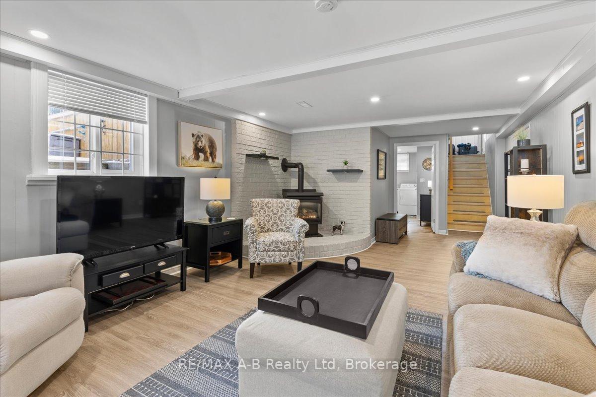 Photo 18 of 684 Hiawatha Boulevard, Hamilton, Ancaster — HOMEH