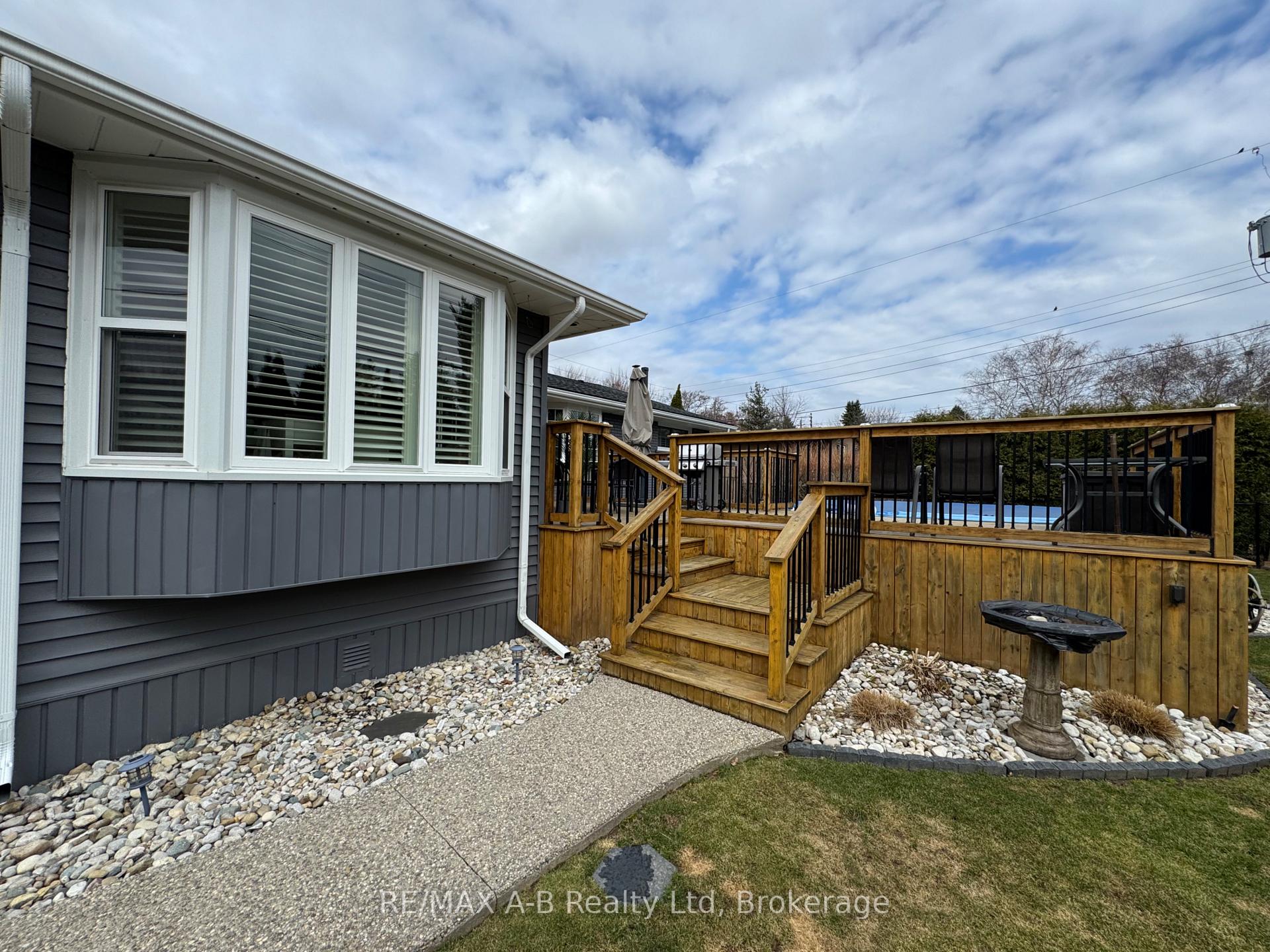 Photo 35 of 684 Hiawatha Boulevard, Hamilton, Ancaster — HOMEH